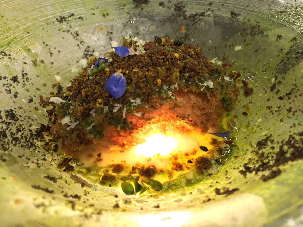 Galleria fotografica






Massimiliano Poggi, Al Cambio, Bologna

Uovo asparagi e parmigiano. Rappresenta la tradizione, non solo bolognese ma italiana. Chiaro che noi, con l'apparato di Altedo, abbiamo una fortuna che non tutte le regioni hanno: l'abbiamo in casa e di qualità assoluta! Riprendo la tradizione e trasformo le consistenze: a essere fritto non è più l'uovo ma la punta degli asparagi; il parmigiano non è più grattato ma viene reso cremoso con aggiunta di brodo di asparagi; aggiungo solo una parte di succo di asparagi crudi perché dà una notevole componente minerale amarognola. Un anticipo di primavera









Alessandro Panichi, Sotto l'Arco, Bologna

Canocchia, radicchio, bottarga e lampone. Dolce, amaro, acido e iodato (foto Bob Noto)









Isa Mazzocchi, La Palta, Borgonovo Valtidone (Piacenza)

Batarò con senape selvatica, pescegatto e pancetta. Una specie di pane schiacciato, con percentuale di polenta, ripieno di salumi piacentini (si serve soprattutto in val tidone). Piacenza in un batarò









Alberto Faccani, Magnolia, Cesenatico (Forlì-Cesena)

Triglia, amaretto, zafferano e limone. La dolcezza e la grassezza della triglia, la nota alcolica del liquore di mandorla, la profondità dello zafferano e l'aspro del limone. Un omaggio all'Italia e al Mediterraneo









Omar Casali, Marè, Cesenatico (Forlì-Cesena)

Bora Nera. Spaghettoni, inchiostro, quinto quarto di seppia, alghe e bergamotto. Materia prima, tecnica e tanto cuore per riportare nel piatto l'affascinante e profondo profumo iodato di una burrascosa giornata sul molo di Cesenatico









Fabrizio Mantovani, Fm con gusto, Faenza (Ravenna)

Patata ratta, lenticchie e caviale. E' una sintesi della mia cucina: una semplice patata con lenticchie, arricchita da un piccolo cucchiaio di caviale. Una crème fraîche allo zafferano e zest di lime. Estetica, istinto e semplicità ragionata









Massimiliano Mascia, San Domenico, Imola (Bologna)

Scampo, goletta e piselli. Amo i colori e i sapori della primavera e mi piace giocare con la contaminazione carne/pesce









Luca Marchini, L'Erba del Re, Modena

Risotto con ostriche, succo di porri, rucola e rabarbaro. E' il frutto della volontà di far coesistere la forza olfattiva del mare, proveniente dalle ostriche adagiate sulla superfice, con la pseudo-dolcezza di un risotto cremoso, la cui cottura viene fatta con un succo di porri grigliati e brasati. Giocano un ruolo di equilibrio la freschezza e asprezza del rabarbaro e il lieve amaro della rucola selvatica









Massimo Bottura, Osteria Francescana, Modena

Sometimes maillard, sometimes partrige... even bollito in civèt sauce. Ovvero, "A volte germano reale, a volte pernice... persino il bollito in salsa civet"









Irina Steccanella e Beppe Palmieri, Panino, Modena

Tortellini SuperPanna. Comprare una grande materia prima per fare un grande tortellino, e restiuire valore e qualità a un piatto della cucina domestica degenerato col tempo









Gianluca Gorini, Le Giare, Montiano (Forlì-Cesena)

Cetriolo, liquore Varnelli e uova di pesce affumicate. Note vegetali che incontrano quelle marine e affumicate per un interpretazione a 360 gradi del cetriolo, dal germoglio al fiore









Riccardo Agostini, Il Piastrino, Pennabilli (Rimini)

Animella d’agnello, latte ed estratto d’alloro. L'idea è quella di proporre un'animella inconsueta, d'agnello, senza nascondere le sue caratteristiche gustative come da tradizione ma esaltandole con il concentrato di latte di pecora per rafforzarne il gust. Vista la componente grassa, ho utilizzato l'alloro per il suo gusto amaro e la sua rinfrescante balsamicità









Terry Giacomello, Inkiostro, Parma

La pasta a modo nostro. Tagliolini tiepidi al bianco d'uovo con crema di parmigiano 36 mesi, rosso d'uovo sbattuto, caviale di tartufo e foglie di timo. E' un albume d'uovo cotto a vapore, steso come la pasta tradizionale, tagliato a mano a tagliolino, contornato da una crema di parmigiano, macchiata con un rosso d'uovo sbattuto e guarnito con foglie di timo e caviale di tartufo









Marco Parizzi, Parizzi, Parma

Consommé di buccia di patate, cipolla bruciata e ostriche con anolini di salmone. Il contrasto tra ingredienti di scarto e ingredienti pregiati, l'apparenza rassicurante di un piatto tipico con gusti completamente stravolti









Carla Aradelli, Riva, Ponte Dell'Olio (Piacenza)

Polpo, radicchio tardivo, crochetta di patate e majonese di rape rosse. Un piatto di semplicità ricercata: polpo e patate (la tradizione) e prodotti di stagione (radicchio tardivo e rapa rossa) creano un gioco di colori, radici e consistenze









Rino Duca, Il Grano di Pepe, Ravarino (Bologna)

Riso alla mandorla, gambero rosso e capperi. In Sicilia storicamente si cucinavano risi e non risotti. Nel mio piatto s'incontrano l'eleganza della mandorla, la sapidità del cappero e la profondità del gambero crudo









Matteo Salbaroli, Osteria L'Acciuga, Ravenna

Polpo arrostito, crema di topinambur e nocciole tostate. L'ho proposto al cenone e ha avuto così successo che lo riproponiamo anche l'inverno. Non solo polipo e patate









Gianni e Fulvia D'Amato, Caffè Arti e Mestieri, Reggiolo (Reggio Emilia)

Il viola della lingua. Lingua salmistrata cotta, spuma di patata viola, cavolo viola in agrodolce, polvere di lamponi disidratati









Gianpaolo Raschi, Guido, Rimini

Pancotto di pesce. Sono le mie origini marinaro-contadine, una lunga tradizione che si fonda sul concetto di recupero. Un tempo della memoria al quale sono profondamente legato e che ripercorro di continuo a bordo della mia Delorean (foto Giorgio Salvatori)









Franco Cimini, Antica Osteria del Mirasole, San Giovanni in Persiceto (Bologna)

Tagliatelle all'antico ragù di cortile. Un'antica ricetta delle campagne bolognesi che prevede l'utilizzo delle parti meno nobili degli animali da cortile (rigaglie), tra le quali creste, durelli, fegatini e ovine embrionali. Si contraddistingue per le diverse consistenze del ragù









Aurora Mazzucchelli, Marconi, Sasso Marconi (Bologna)

Il germano incontra un'acciuga. Il racconto del viaggio della migrazione germano. Lo scontro del mare con la terra e l'incontro del sapido col selvatico









Piergiorgio Parini, Povero Diavolo, Torriana (Parma)

Brasato di narce (anagramma di "carne", anche detto "l'animale che non c'è"). Il piatto rievoca alla vista e al palato l'opulenza e corposità di un brasato pur essendo composto di soli elementi vegetali: la base è un kiwi, glassato con ristretto di verdure, salse fermentate e vino rosso, spolverato con erbe balsamiche (foto Passione Gourmet)









Alberto Degl'Innocenti, Tirabusciò, Bibbiena (Arezzo)

Gnocchetti di pane verna allo scalogno, salsa di ribollita, cubetti di pane croccante al cavolo nero e cialda di Parmigiano. Un classico toscano a modo mio









Fabrizio Girasoli, Butterfly, Capannori (Lucca)

Evoluzione del gambero rosso. Da marinato a fritto, passando per padella e vapore con coincidenze di frutta e verdure, nella nebbia del  mattino. Mi piace mettere in gioco tutti i sensi del commensale, dalle consistenze cotture e sapori diversi per il palato, all'aroma diffuso per l'olfatto. La parte fritta che può essere mangiata con le mani e lo scorrere della tisana versata al momento  che coinvolge vista e udito









Andrea Mattei, Meo Modo a Borgo San Pietro, Chiusdino (Siena)

Fegatini di pollo affumicati, anguilla e ortica. La tradizione dell'entroterra toscano incontra il mare









Gaetano Trovato, Arnolfo, Colle Val D'Elsa (Siena)
Piccione: petto, coscia farcita con il suo fegato, castagne e spezie. Il piatto del cuore che evolve continuamente, dall’inizio negli anni Ottanta, quando si preparava lardellato ripieno di funghi e servito con le cipolle caramellate, fino ad oggi, in veste rinnovata con abbinamenti di stagione in stagione per esaltare il gusto









Peter Brunel, Borgo San Jacopo, Firenze

Il mio orto toscano (che passa in vaso l'inverno). La mia interpretazione gioca su: 1. vaso fiori e germogli eduli; 2. cramble di tartufo e pre.ona di tartufo ghiacciato; 3. terra di olive e cioccolato con spugna di nocciole, asparagi liofilizzati; 4. spuma di yogurt e rafano con ortaggi semi disidratati. Nel piatto: patata pietrificata con maionesi al carbone e levistico. E' il mio ricordo che va agli ortaggi, che verso la fine dell'autunno nell'orto perdono idratazione, da lì l'idea di inserirli in vaso per conservarli... in fase calante









Annie Féolde, Riccardo Monco, Alessandro Della Tommasina. Enoteca Pinchiorri, Firenze

Pici di pane con vongole veraci, crema di burrata e erba cipollina. L’aspetto interessante di questa ricetta è l’impasto dei pici: utlizziamo una pasta di pane integrale con lievitazione naturale e con la madre (la pasta ha dunque un'acidità leggera e molto saporita). Porta la pasta a una nuova dimensione sensoriale al palato. Il tutto contenuto all’interno della pasta e non fuori sotto forma di salsa









Enrico Panero, Da Vinci a Eataly, Firenze

Risotto al latte e acciughe, animelle al marsala e polveri di cipolla e limone. E' un primo piatto che riprende le mie origini piemontesi: fa parte anche del menu degustazione "Un piemontese in Toscana" a ricordare la tradizione di cuocere il riso nel latte come base per dolci o come pasto povero serale: Il riso si presenta con la dolcezza del latte che si concentra durante la cottura compensata dalla sapidità delle acciughe. A completare animelle sfumate al Marsala secco, l'acidità della polvere di limone e la polvere di cipolla a riprendere il classico fondo usato per risotti ma che mantiene tutta la sua freschezza. Un piatto ricco, che unisce consuetudini piemontesi per il riso e toscane per l'utilizzo di frattaglie









Simone Cipriani, già chef del Santo Graal, Firenze

Lasagna 2D. Due tele sottilissime di pomodoro disidratato con all’interno uno strato di pasta all’uovo, salsa mornay e ragù. Fuori sono leggermente bruciate con il cannello e gratinate con parmigiano. Due millimetri in cui si trova tutta l’Italia, concentrata e bidimensionale. Può essere presentata sia in orizzontale che in verticale, ad esempio messa al muro come se fosse un quadro, staccata e presentata a tavola









Vito Mollica, Il Palagio del Four Seasons, Firenze

Sedano carota cipolla farciti con parfait di fagiano salsa di mandorle e aglio dolce. Sono gli ingredienti a, b e c ‎della nostra cucina ma mai protagonisti in un piatto. Durante la preparazione di un consommé di fagiano, ho pensato con i ragazzi che sarebbe stato un reato buttare via in quanto era gustosissimo. L'abbiamo farcito creando un‎ piatto di recupero di una piacevole complessità gustativa






