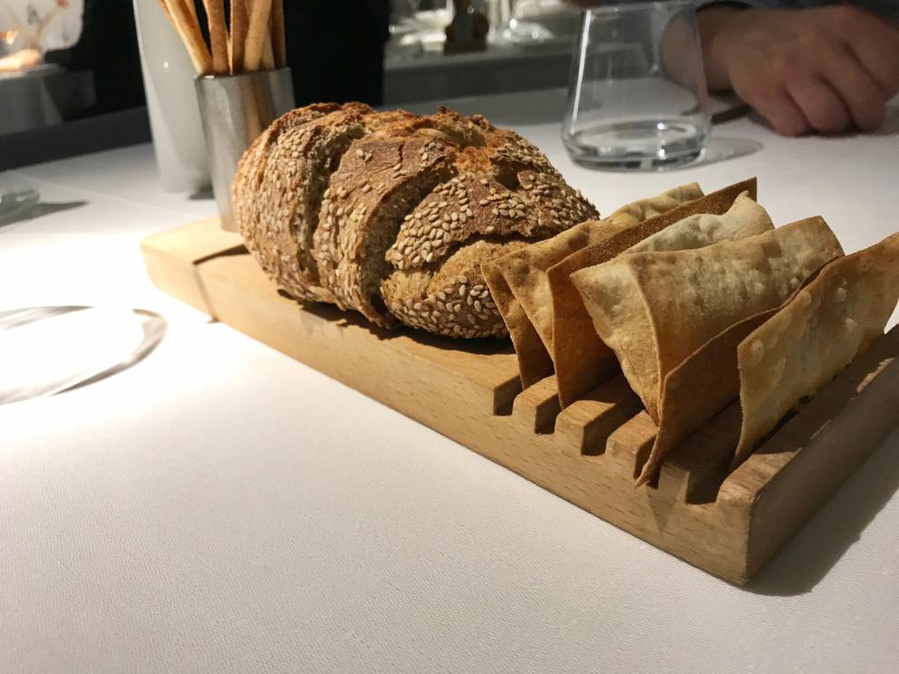 Galleria fotografica






Si inizia con una degustazione di crudi di mare e oli: lo scampo con sale delle Hawaii e olio al mandarino, i gamberetti con sale rosa dell'Himalaya e olio al limone, il gambero rosso con sale blu di Persia e olio all'arancia, lo scorfano con fior di sale e olio all'alloro, il San Pietro con sale Maldon e olio alla carruba, il tonno con sale di Trapani e olio affumicato, il calamaro con sale nero delle Hawaii e olio alla cenere






