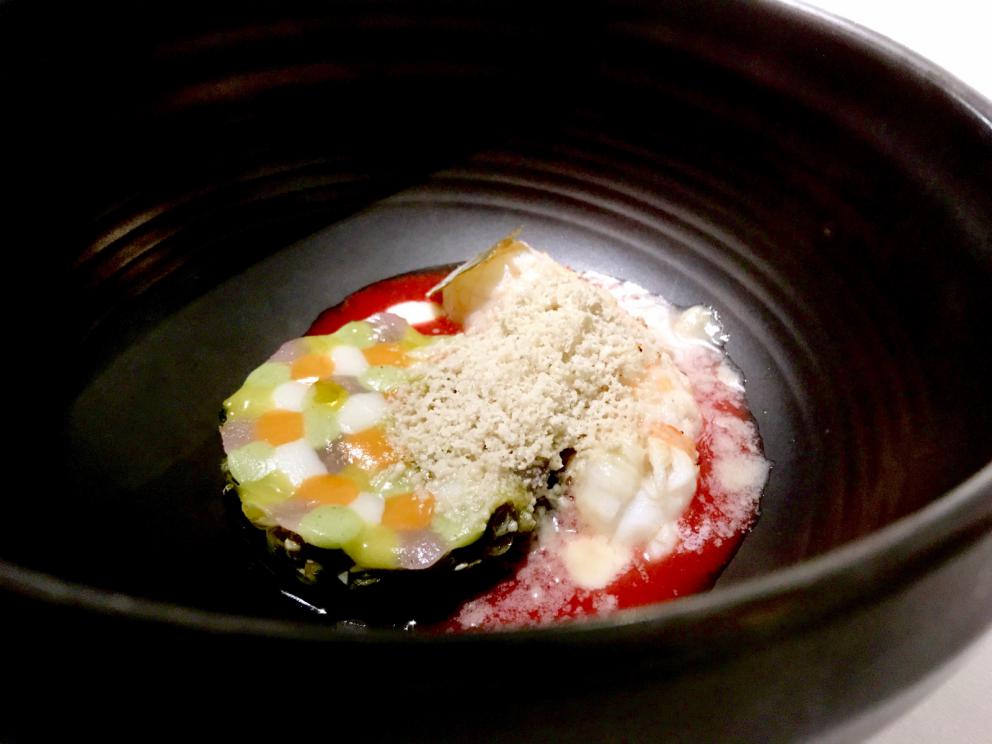 Galleria fotografica






Si inizia con una degustazione di crudi di mare e oli: lo scampo con sale delle Hawaii e olio al mandarino, i gamberetti con sale rosa dell'Himalaya e olio al limone, il gambero rosso con sale blu di Persia e olio all'arancia, lo scorfano con fior di sale e olio all'alloro, il San Pietro con sale Maldon e olio alla carruba, il tonno con sale di Trapani e olio affumicato, il calamaro con sale nero delle Hawaii e olio alla cenere









Da sottolineare anche i pani, a base di antichi grani siciliani: la pagnotta è fatta con farina di Tumminia, i cracker di Perciasacchi, i grissini con un blend di Russello e Perciasacchi









Arrascaturi: gamberi di nassa crudi vengono conditi con il residuo nel tegame delle panelle, poi sale nero delle Hawaii, ricci di mare, erbette aromatiche. Così gustoso che ci siamo dimenticati di fotografarlo, lo scatto è di Stefania Petrotta






