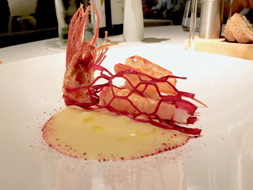 Galleria fotografica






Si inizia con una degustazione di crudi di mare e oli: lo scampo con sale delle Hawaii e olio al mandarino, i gamberetti con sale rosa dell'Himalaya e olio al limone, il gambero rosso con sale blu di Persia e olio all'arancia, lo scorfano con fior di sale e olio all'alloro, il San Pietro con sale Maldon e olio alla carruba, il tonno con sale di Trapani e olio affumicato, il calamaro con sale nero delle Hawaii e olio alla cenere









Da sottolineare anche i pani, a base di antichi grani siciliani: la pagnotta è fatta con farina di Tumminia, i cracker di Perciasacchi, i grissini con un blend di Russello e Perciasacchi









Arrascaturi: gamberi di nassa crudi vengono conditi con il residuo nel tegame delle panelle, poi sale nero delle Hawaii, ricci di mare, erbette aromatiche. Così gustoso che ci siamo dimenticati di fotografarlo, lo scatto è di Stefania Petrotta









Scampo d'estate: lo scampo scottato, pomodoro liquido, poi una versione 2.0 del tradizionale canazzo siciliano di verdure (uno stufato vegetale misto), granite d'acciughe e foglie di cappero. Buonissimo e molto bello






