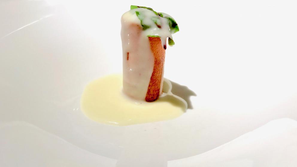 Galleria fotografica






Si inizia con una degustazione di crudi di mare e oli: lo scampo con sale delle Hawaii e olio al mandarino, i gamberetti con sale rosa dell'Himalaya e olio al limone, il gambero rosso con sale blu di Persia e olio all'arancia, lo scorfano con fior di sale e olio all'alloro, il San Pietro con sale Maldon e olio alla carruba, il tonno con sale di Trapani e olio affumicato, il calamaro con sale nero delle Hawaii e olio alla cenere









Da sottolineare anche i pani, a base di antichi grani siciliani: la pagnotta è fatta con farina di Tumminia, i cracker di Perciasacchi, i grissini con un blend di Russello e Perciasacchi









Arrascaturi: gamberi di nassa crudi vengono conditi con il residuo nel tegame delle panelle, poi sale nero delle Hawaii, ricci di mare, erbette aromatiche. Così gustoso che ci siamo dimenticati di fotografarlo, lo scatto è di Stefania Petrotta









Scampo d'estate: lo scampo scottato, pomodoro liquido, poi una versione 2.0 del tradizionale canazzo siciliano di verdure (uno stufato vegetale misto), granite d'acciughe e foglie di cappero. Buonissimo e molto bello









Gambero rosso nella sua nassa: la finta nassa è fatta di patate aromatizzate con la barbabietola, la salsa di pane e zenzero in agrodolce, poi estratto di carota, colatura di alici e habanero. Altro must






