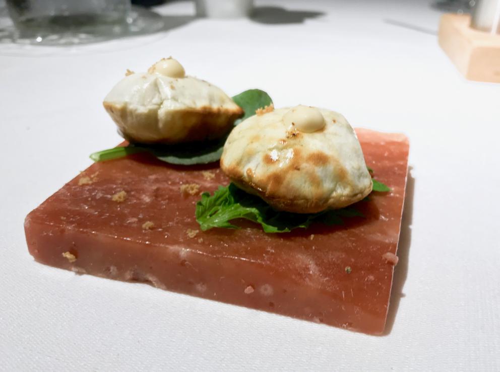 Galleria fotografica






Si inizia con una degustazione di crudi di mare e oli: lo scampo con sale delle Hawaii e olio al mandarino, i gamberetti con sale rosa dell'Himalaya e olio al limone, il gambero rosso con sale blu di Persia e olio all'arancia, lo scorfano con fior di sale e olio all'alloro, il San Pietro con sale Maldon e olio alla carruba, il tonno con sale di Trapani e olio affumicato, il calamaro con sale nero delle Hawaii e olio alla cenere









Da sottolineare anche i pani, a base di antichi grani siciliani: la pagnotta è fatta con farina di Tumminia, i cracker di Perciasacchi, i grissini con un blend di Russello e Perciasacchi









Arrascaturi: gamberi di nassa crudi vengono conditi con il residuo nel tegame delle panelle, poi sale nero delle Hawaii, ricci di mare, erbette aromatiche. Così gustoso che ci siamo dimenticati di fotografarlo, lo scatto è di Stefania Petrotta









Scampo d'estate: lo scampo scottato, pomodoro liquido, poi una versione 2.0 del tradizionale canazzo siciliano di verdure (uno stufato vegetale misto), granite d'acciughe e foglie di cappero. Buonissimo e molto bello









Gambero rosso nella sua nassa: la finta nassa è fatta di patate aromatizzate con la barbabietola, la salsa di pane e zenzero in agrodolce, poi estratto di carota, colatura di alici e habanero. Altro must









Cialda di carota di Ispica, tartare di Cinisara, spuma di bufala ragusana, salsa di caciocavallo, crema di porcini. Delizioso






