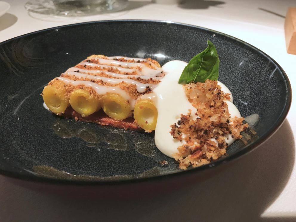 Galleria fotografica






Si inizia con una degustazione di crudi di mare e oli: lo scampo con sale delle Hawaii e olio al mandarino, i gamberetti con sale rosa dell'Himalaya e olio al limone, il gambero rosso con sale blu di Persia e olio all'arancia, lo scorfano con fior di sale e olio all'alloro, il San Pietro con sale Maldon e olio alla carruba, il tonno con sale di Trapani e olio affumicato, il calamaro con sale nero delle Hawaii e olio alla cenere









Da sottolineare anche i pani, a base di antichi grani siciliani: la pagnotta è fatta con farina di Tumminia, i cracker di Perciasacchi, i grissini con un blend di Russello e Perciasacchi









Arrascaturi: gamberi di nassa crudi vengono conditi con il residuo nel tegame delle panelle, poi sale nero delle Hawaii, ricci di mare, erbette aromatiche. Così gustoso che ci siamo dimenticati di fotografarlo, lo scatto è di Stefania Petrotta









Scampo d'estate: lo scampo scottato, pomodoro liquido, poi una versione 2.0 del tradizionale canazzo siciliano di verdure (uno stufato vegetale misto), granite d'acciughe e foglie di cappero. Buonissimo e molto bello









Gambero rosso nella sua nassa: la finta nassa è fatta di patate aromatizzate con la barbabietola, la salsa di pane e zenzero in agrodolce, poi estratto di carota, colatura di alici e habanero. Altro must









Cialda di carota di Ispica, tartare di Cinisara, spuma di bufala ragusana, salsa di caciocavallo, crema di porcini. Delizioso









Viaggio in India: puri (il pane indiano fritto), spuma di patate, maialino nero dei Nebrodi, tonno rosso, spezie indiane (cardamomo, coriandolo, cumino e peperoncino). E' un omaggio a un Paese e a una cucina che Lo Coco ha conosciuto e amato durante un viaggio di circa un anno fa o poco meno






