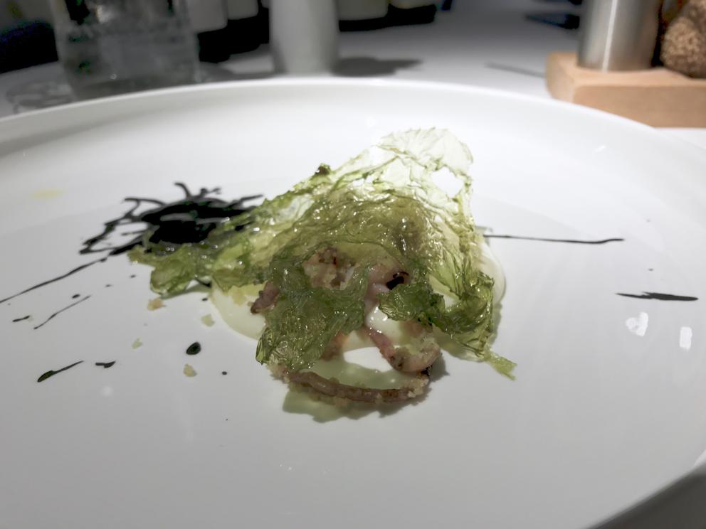 Galleria fotografica






Si inizia con una degustazione di crudi di mare e oli: lo scampo con sale delle Hawaii e olio al mandarino, i gamberetti con sale rosa dell'Himalaya e olio al limone, il gambero rosso con sale blu di Persia e olio all'arancia, lo scorfano con fior di sale e olio all'alloro, il San Pietro con sale Maldon e olio alla carruba, il tonno con sale di Trapani e olio affumicato, il calamaro con sale nero delle Hawaii e olio alla cenere









Da sottolineare anche i pani, a base di antichi grani siciliani: la pagnotta è fatta con farina di Tumminia, i cracker di Perciasacchi, i grissini con un blend di Russello e Perciasacchi









Arrascaturi: gamberi di nassa crudi vengono conditi con il residuo nel tegame delle panelle, poi sale nero delle Hawaii, ricci di mare, erbette aromatiche. Così gustoso che ci siamo dimenticati di fotografarlo, lo scatto è di Stefania Petrotta









Scampo d'estate: lo scampo scottato, pomodoro liquido, poi una versione 2.0 del tradizionale canazzo siciliano di verdure (uno stufato vegetale misto), granite d'acciughe e foglie di cappero. Buonissimo e molto bello









Gambero rosso nella sua nassa: la finta nassa è fatta di patate aromatizzate con la barbabietola, la salsa di pane e zenzero in agrodolce, poi estratto di carota, colatura di alici e habanero. Altro must









Cialda di carota di Ispica, tartare di Cinisara, spuma di bufala ragusana, salsa di caciocavallo, crema di porcini. Delizioso









Viaggio in India: puri (il pane indiano fritto), spuma di patate, maialino nero dei Nebrodi, tonno rosso, spezie indiane (cardamomo, coriandolo, cumino e peperoncino). E' un omaggio a un Paese e a una cucina che Lo Coco ha conosciuto e amato durante un viaggio di circa un anno fa o poco meno









Anelletti al forno, piatto presentato da Lo Coco a Identità Milano 2017, qui la ricetta. Golosissimo






