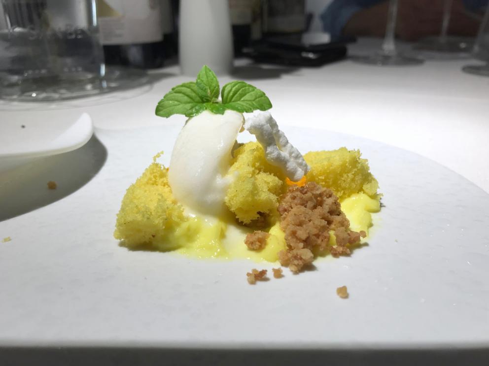 Galleria fotografica






Si inizia con una degustazione di crudi di mare e oli: lo scampo con sale delle Hawaii e olio al mandarino, i gamberetti con sale rosa dell'Himalaya e olio al limone, il gambero rosso con sale blu di Persia e olio all'arancia, lo scorfano con fior di sale e olio all'alloro, il San Pietro con sale Maldon e olio alla carruba, il tonno con sale di Trapani e olio affumicato, il calamaro con sale nero delle Hawaii e olio alla cenere









Da sottolineare anche i pani, a base di antichi grani siciliani: la pagnotta è fatta con farina di Tumminia, i cracker di Perciasacchi, i grissini con un blend di Russello e Perciasacchi









Arrascaturi: gamberi di nassa crudi vengono conditi con il residuo nel tegame delle panelle, poi sale nero delle Hawaii, ricci di mare, erbette aromatiche. Così gustoso che ci siamo dimenticati di fotografarlo, lo scatto è di Stefania Petrotta









Scampo d'estate: lo scampo scottato, pomodoro liquido, poi una versione 2.0 del tradizionale canazzo siciliano di verdure (uno stufato vegetale misto), granite d'acciughe e foglie di cappero. Buonissimo e molto bello









Gambero rosso nella sua nassa: la finta nassa è fatta di patate aromatizzate con la barbabietola, la salsa di pane e zenzero in agrodolce, poi estratto di carota, colatura di alici e habanero. Altro must









Cialda di carota di Ispica, tartare di Cinisara, spuma di bufala ragusana, salsa di caciocavallo, crema di porcini. Delizioso









Viaggio in India: puri (il pane indiano fritto), spuma di patate, maialino nero dei Nebrodi, tonno rosso, spezie indiane (cardamomo, coriandolo, cumino e peperoncino). E' un omaggio a un Paese e a una cucina che Lo Coco ha conosciuto e amato durante un viaggio di circa un anno fa o poco meno









Anelletti al forno, piatto presentato da Lo Coco a Identità Milano 2017, qui la ricetta. Golosissimo









Piatto di classe, molto moderno: Seppia, crema di patate, pane fresco con limone Verdello, nero di seppia, foglie di alga fritte









Altro piatto da Identità Milano 2017, una bomba: Stigghiola, qui la ricetta






