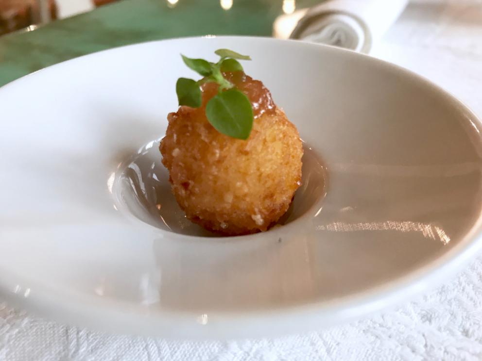 Photogallery






Calamari tagliatelle, potato mousse, seaweeds and wild asparagus. A rigorous, well focused dish: an excellent start






