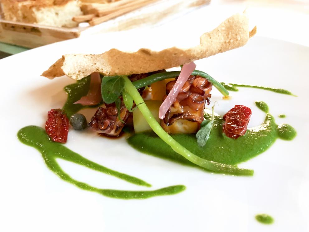 Photogallery






Calamari tagliatelle, potato mousse, seaweeds and wild asparagus. A rigorous, well focused dish: an excellent start









Arancina, lemon, ginger, onion jam 









Tapioca chips, sfincione sauce









Panella chips, wild fennel, lemon granita 









Marinated tub gurnard, beetroot, passion fruit, peaches, asparagus sauce and seaweeds. A great dish, complex and charming






