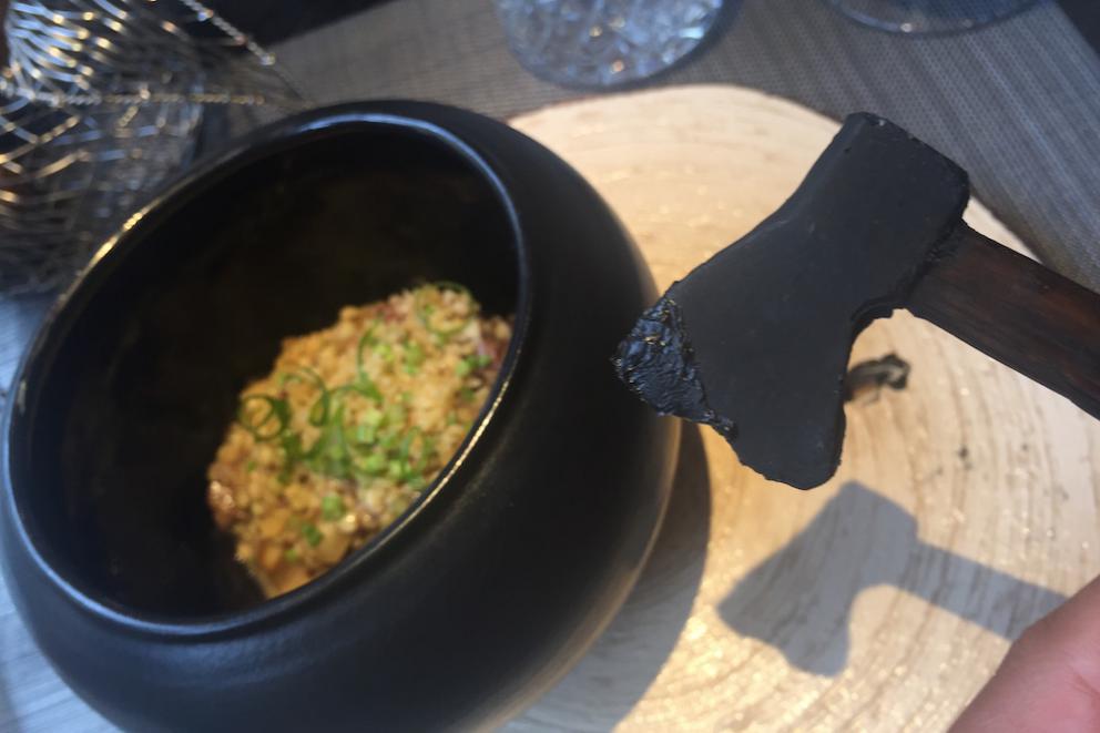 Galleria fotografica






Cococo









Cono con gelato al salmone









Waffle al pane di segale Borodinsky, ripieno di mousse di pesce spratto









Zuppa di cetrioli freschi con gelatina di panna acida









Merluzzo con porri, gelatina al finocchio e spuma al sapore di mare






