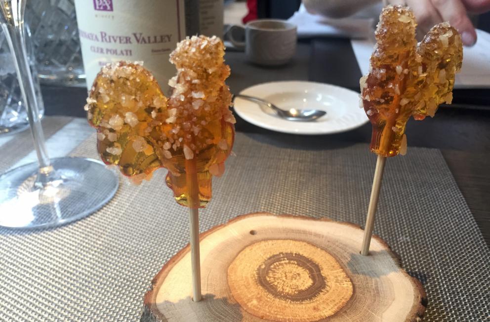 Galleria fotografica






Cococo









Cono con gelato al salmone









Waffle al pane di segale Borodinsky, ripieno di mousse di pesce spratto









Zuppa di cetrioli freschi con gelatina di panna acida









Merluzzo con porri, gelatina al finocchio e spuma al sapore di mare









Kasha isz topora (preparazione che si rifà alla fiaba russa "La zuppa di pietra"), con porridge di olivello spinoso verde, funghi porcini e guance di manzo stufato. L'insieme si rimesta con un ascia scioglievole di nero di burro e nero di seppia









Granita di composta di prugne









Cocorn: i pop corn del Kokoko, versione gelato









Torta al miele e gelato alla cera









Succo di mirtillo e vodka in guscio di zucchero






