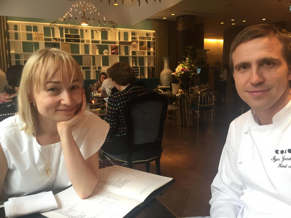 Galleria fotografica






Cococo









Cono con gelato al salmone









Waffle al pane di segale Borodinsky, ripieno di mousse di pesce spratto









Zuppa di cetrioli freschi con gelatina di panna acida









Merluzzo con porri, gelatina al finocchio e spuma al sapore di mare









Kasha isz topora (preparazione che si rifà alla fiaba russa "La zuppa di pietra"), con porridge di olivello spinoso verde, funghi porcini e guance di manzo stufato. L'insieme si rimesta con un ascia scioglievole di nero di burro e nero di seppia









Granita di composta di prugne









Cocorn: i pop corn del Kokoko, versione gelato









Torta al miele e gelato alla cera









Succo di mirtillo e vodka in guscio di zucchero









Lollypop a forma di gallo






