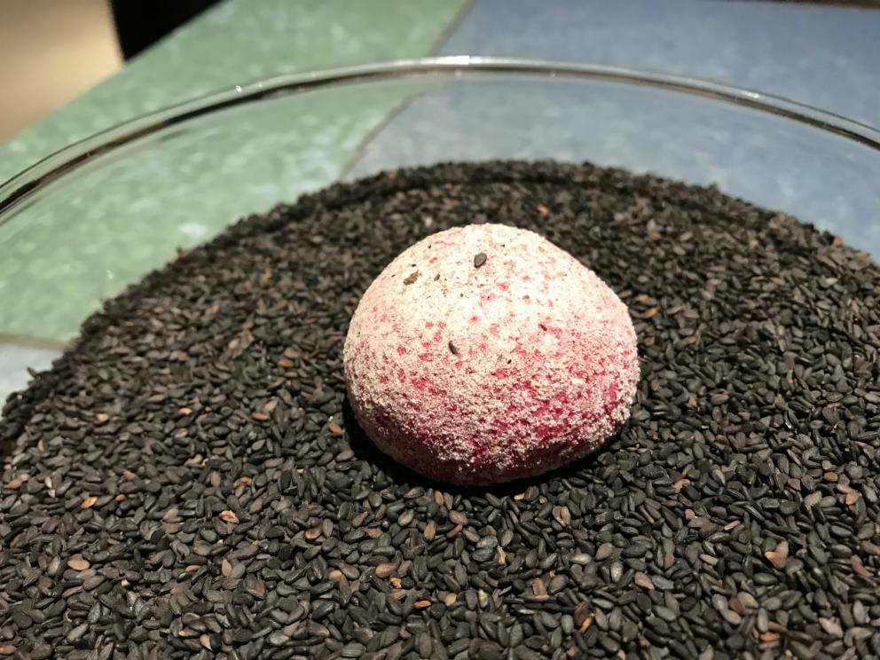 Galleria fotografica






L'inizio di un percorso meraviglioso: Lengua helada de pasión con ron, ossia una lingua di gatto gelata al rum, frutto della passione e menta piperita. Inizia il gioco di temperature









Rosa & lichis: poesia pura. Sferificazioni di acqua di rose (sui petali laterali) e finta mora ghiacciata di lichi






