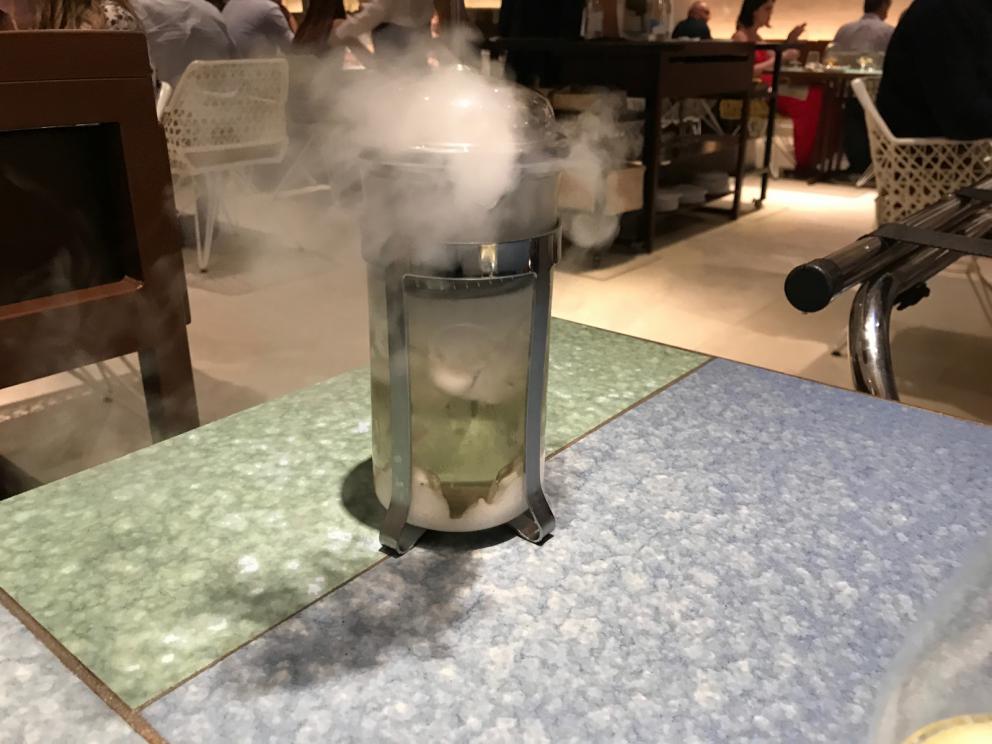 Galleria fotografica






L'inizio di un percorso meraviglioso: Lengua helada de pasión con ron, ossia una lingua di gatto gelata al rum, frutto della passione e menta piperita. Inizia il gioco di temperature









Rosa & lichis: poesia pura. Sferificazioni di acqua di rose (sui petali laterali) e finta mora ghiacciata di lichi









La remolacha que sale de tierra: insieme sorbetto e meringa di barbabietola









Panchino relleno de caviar beluga: uno dei piatti signature del Disfrutar. Si prepara una pasta per brioche con molta acqua e lievito. Viene collocata in un sifone e si ottiene una schiuma. Quindi si riempie il fondo di uno stampo circolare con questa schiuma, si aggiunge il caviale e una crema doppia panna, quindi ancora schiuma per coprire il tutto. Si immerge in una padella con olio a 180 gradi per 20 secondi. Ovviamente il caviale può essere sostituito da formaggi, tonno, sorbetti...






