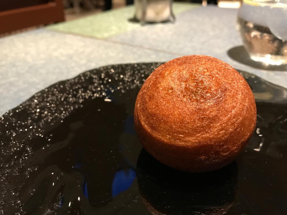 Galleria fotografica






L'inizio di un percorso meraviglioso: Lengua helada de pasión con ron, ossia una lingua di gatto gelata al rum, frutto della passione e menta piperita. Inizia il gioco di temperature









Rosa & lichis: poesia pura. Sferificazioni di acqua di rose (sui petali laterali) e finta mora ghiacciata di lichi









La remolacha que sale de tierra: insieme sorbetto e meringa di barbabietola






