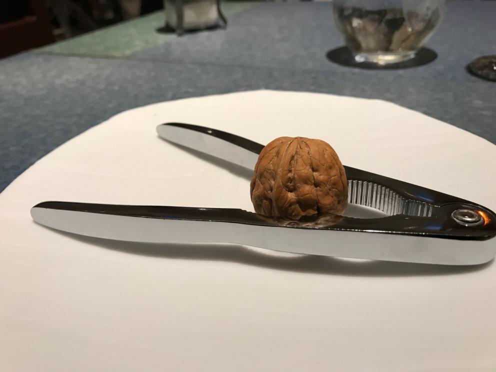 Galleria fotografica






L'inizio di un percorso meraviglioso: Lengua helada de pasión con ron, ossia una lingua di gatto gelata al rum, frutto della passione e menta piperita. Inizia il gioco di temperature









Rosa & lichis: poesia pura. Sferificazioni di acqua di rose (sui petali laterali) e finta mora ghiacciata di lichi









La remolacha que sale de tierra: insieme sorbetto e meringa di barbabietola









Panchino relleno de caviar beluga: uno dei piatti signature del Disfrutar. Si prepara una pasta per brioche con molta acqua e lievito. Viene collocata in un sifone e si ottiene una schiuma. Quindi si riempie il fondo di uno stampo circolare con questa schiuma, si aggiunge il caviale e una crema doppia panna, quindi ancora schiuma per coprire il tutto. Si immerge in una padella con olio a 180 gradi per 20 secondi. Ovviamente il caviale può essere sostituito da formaggi, tonno, sorbetti...









La preparazione al tavolo del Sidra casera ahumada al momento, un sidro di mele istantaneo: si versa sul ghiaccio secco una mistura di liquore e succo di mela e si lascia agire






