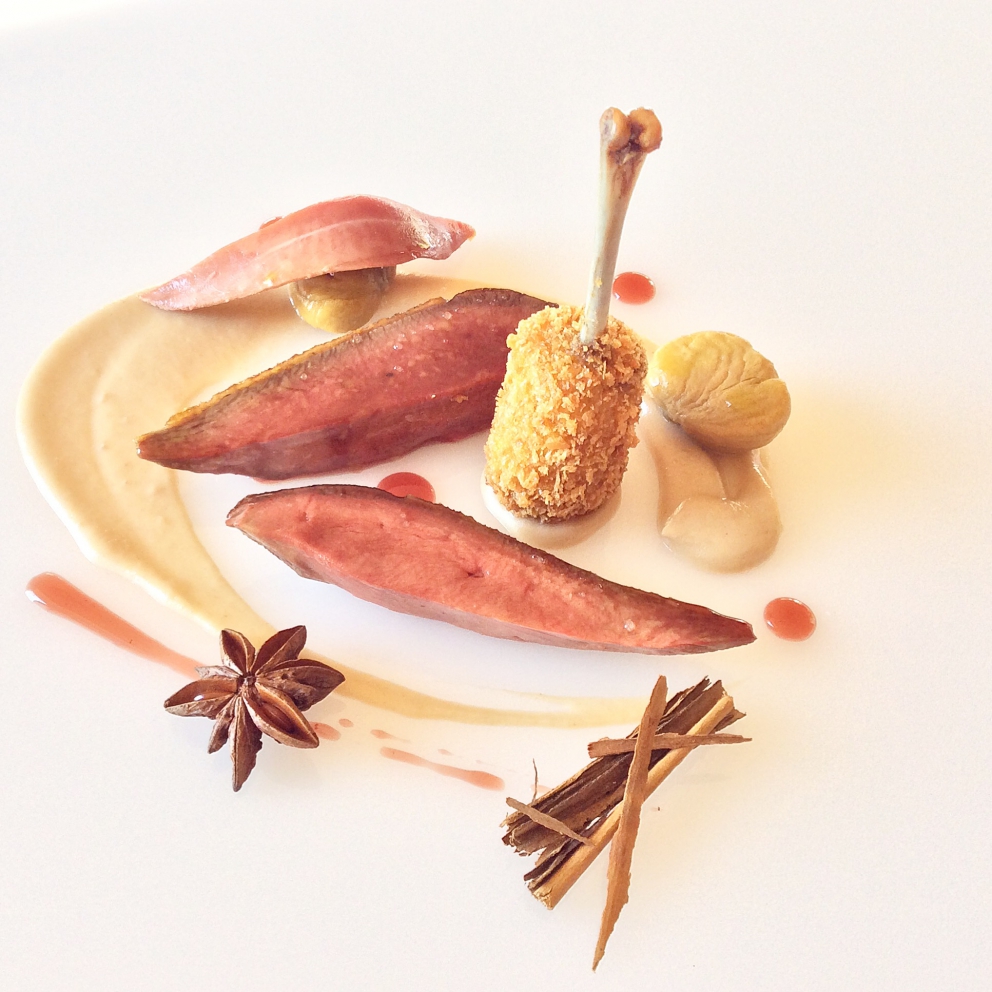 Galleria fotografica






Massimiliano Poggi, Al Cambio, Bologna

Uovo asparagi e parmigiano. Rappresenta la tradizione, non solo bolognese ma italiana. Chiaro che noi, con l'apparato di Altedo, abbiamo una fortuna che non tutte le regioni hanno: l'abbiamo in casa e di qualità assoluta! Riprendo la tradizione e trasformo le consistenze: a essere fritto non è più l'uovo ma la punta degli asparagi; il parmigiano non è più grattato ma viene reso cremoso con aggiunta di brodo di asparagi; aggiungo solo una parte di succo di asparagi crudi perché dà una notevole componente minerale amarognola. Un anticipo di primavera









Alessandro Panichi, Sotto l'Arco, Bologna

Canocchia, radicchio, bottarga e lampone. Dolce, amaro, acido e iodato (foto Bob Noto)









Isa Mazzocchi, La Palta, Borgonovo Valtidone (Piacenza)

Batarò con senape selvatica, pescegatto e pancetta. Una specie di pane schiacciato, con percentuale di polenta, ripieno di salumi piacentini (si serve soprattutto in val tidone). Piacenza in un batarò









Alberto Faccani, Magnolia, Cesenatico (Forlì-Cesena)

Triglia, amaretto, zafferano e limone. La dolcezza e la grassezza della triglia, la nota alcolica del liquore di mandorla, la profondità dello zafferano e l'aspro del limone. Un omaggio all'Italia e al Mediterraneo









Omar Casali, Marè, Cesenatico (Forlì-Cesena)

Bora Nera. Spaghettoni, inchiostro, quinto quarto di seppia, alghe e bergamotto. Materia prima, tecnica e tanto cuore per riportare nel piatto l'affascinante e profondo profumo iodato di una burrascosa giornata sul molo di Cesenatico









Fabrizio Mantovani, Fm con gusto, Faenza (Ravenna)

Patata ratta, lenticchie e caviale. E' una sintesi della mia cucina: una semplice patata con lenticchie, arricchita da un piccolo cucchiaio di caviale. Una crème fraîche allo zafferano e zest di lime. Estetica, istinto e semplicità ragionata









Massimiliano Mascia, San Domenico, Imola (Bologna)

Scampo, goletta e piselli. Amo i colori e i sapori della primavera e mi piace giocare con la contaminazione carne/pesce









Luca Marchini, L'Erba del Re, Modena

Risotto con ostriche, succo di porri, rucola e rabarbaro. E' il frutto della volontà di far coesistere la forza olfattiva del mare, proveniente dalle ostriche adagiate sulla superfice, con la pseudo-dolcezza di un risotto cremoso, la cui cottura viene fatta con un succo di porri grigliati e brasati. Giocano un ruolo di equilibrio la freschezza e asprezza del rabarbaro e il lieve amaro della rucola selvatica









Massimo Bottura, Osteria Francescana, Modena

Sometimes maillard, sometimes partrige... even bollito in civèt sauce. Ovvero, "A volte germano reale, a volte pernice... persino il bollito in salsa civet"









Irina Steccanella e Beppe Palmieri, Panino, Modena

Tortellini SuperPanna. Comprare una grande materia prima per fare un grande tortellino, e restiuire valore e qualità a un piatto della cucina domestica degenerato col tempo









Gianluca Gorini, Le Giare, Montiano (Forlì-Cesena)

Cetriolo, liquore Varnelli e uova di pesce affumicate. Note vegetali che incontrano quelle marine e affumicate per un interpretazione a 360 gradi del cetriolo, dal germoglio al fiore









Riccardo Agostini, Il Piastrino, Pennabilli (Rimini)

Animella d’agnello, latte ed estratto d’alloro. L'idea è quella di proporre un'animella inconsueta, d'agnello, senza nascondere le sue caratteristiche gustative come da tradizione ma esaltandole con il concentrato di latte di pecora per rafforzarne il gust. Vista la componente grassa, ho utilizzato l'alloro per il suo gusto amaro e la sua rinfrescante balsamicità









Terry Giacomello, Inkiostro, Parma

La pasta a modo nostro. Tagliolini tiepidi al bianco d'uovo con crema di parmigiano 36 mesi, rosso d'uovo sbattuto, caviale di tartufo e foglie di timo. E' un albume d'uovo cotto a vapore, steso come la pasta tradizionale, tagliato a mano a tagliolino, contornato da una crema di parmigiano, macchiata con un rosso d'uovo sbattuto e guarnito con foglie di timo e caviale di tartufo









Marco Parizzi, Parizzi, Parma

Consommé di buccia di patate, cipolla bruciata e ostriche con anolini di salmone. Il contrasto tra ingredienti di scarto e ingredienti pregiati, l'apparenza rassicurante di un piatto tipico con gusti completamente stravolti









Carla Aradelli, Riva, Ponte Dell'Olio (Piacenza)

Polpo, radicchio tardivo, crochetta di patate e majonese di rape rosse. Un piatto di semplicità ricercata: polpo e patate (la tradizione) e prodotti di stagione (radicchio tardivo e rapa rossa) creano un gioco di colori, radici e consistenze









Rino Duca, Il Grano di Pepe, Ravarino (Bologna)

Riso alla mandorla, gambero rosso e capperi. In Sicilia storicamente si cucinavano risi e non risotti. Nel mio piatto s'incontrano l'eleganza della mandorla, la sapidità del cappero e la profondità del gambero crudo









Matteo Salbaroli, Osteria L'Acciuga, Ravenna

Polpo arrostito, crema di topinambur e nocciole tostate. L'ho proposto al cenone e ha avuto così successo che lo riproponiamo anche l'inverno. Non solo polipo e patate









Gianni e Fulvia D'Amato, Caffè Arti e Mestieri, Reggiolo (Reggio Emilia)

Il viola della lingua. Lingua salmistrata cotta, spuma di patata viola, cavolo viola in agrodolce, polvere di lamponi disidratati









Gianpaolo Raschi, Guido, Rimini

Pancotto di pesce. Sono le mie origini marinaro-contadine, una lunga tradizione che si fonda sul concetto di recupero. Un tempo della memoria al quale sono profondamente legato e che ripercorro di continuo a bordo della mia Delorean (foto Giorgio Salvatori)









Franco Cimini, Antica Osteria del Mirasole, San Giovanni in Persiceto (Bologna)

Tagliatelle all'antico ragù di cortile. Un'antica ricetta delle campagne bolognesi che prevede l'utilizzo delle parti meno nobili degli animali da cortile (rigaglie), tra le quali creste, durelli, fegatini e ovine embrionali. Si contraddistingue per le diverse consistenze del ragù









Aurora Mazzucchelli, Marconi, Sasso Marconi (Bologna)

Il germano incontra un'acciuga. Il racconto del viaggio della migrazione germano. Lo scontro del mare con la terra e l'incontro del sapido col selvatico









Piergiorgio Parini, Povero Diavolo, Torriana (Parma)

Brasato di narce (anagramma di "carne", anche detto "l'animale che non c'è"). Il piatto rievoca alla vista e al palato l'opulenza e corposità di un brasato pur essendo composto di soli elementi vegetali: la base è un kiwi, glassato con ristretto di verdure, salse fermentate e vino rosso, spolverato con erbe balsamiche (foto Passione Gourmet)









Alberto Degl'Innocenti, Tirabusciò, Bibbiena (Arezzo)

Gnocchetti di pane verna allo scalogno, salsa di ribollita, cubetti di pane croccante al cavolo nero e cialda di Parmigiano. Un classico toscano a modo mio









Fabrizio Girasoli, Butterfly, Capannori (Lucca)

Evoluzione del gambero rosso. Da marinato a fritto, passando per padella e vapore con coincidenze di frutta e verdure, nella nebbia del  mattino. Mi piace mettere in gioco tutti i sensi del commensale, dalle consistenze cotture e sapori diversi per il palato, all'aroma diffuso per l'olfatto. La parte fritta che può essere mangiata con le mani e lo scorrere della tisana versata al momento  che coinvolge vista e udito









Andrea Mattei, Meo Modo a Borgo San Pietro, Chiusdino (Siena)

Fegatini di pollo affumicati, anguilla e ortica. La tradizione dell'entroterra toscano incontra il mare






