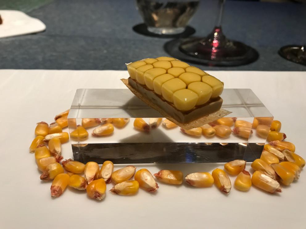 Galleria fotografica






L'inizio di un percorso meraviglioso: Lengua helada de pasión con ron, ossia una lingua di gatto gelata al rum, frutto della passione e menta piperita. Inizia il gioco di temperature









Rosa & lichis: poesia pura. Sferificazioni di acqua di rose (sui petali laterali) e finta mora ghiacciata di lichi









La remolacha que sale de tierra: insieme sorbetto e meringa di barbabietola









Panchino relleno de caviar beluga: uno dei piatti signature del Disfrutar. Si prepara una pasta per brioche con molta acqua e lievito. Viene collocata in un sifone e si ottiene una schiuma. Quindi si riempie il fondo di uno stampo circolare con questa schiuma, si aggiunge il caviale e una crema doppia panna, quindi ancora schiuma per coprire il tutto. Si immerge in una padella con olio a 180 gradi per 20 secondi. Ovviamente il caviale può essere sostituito da formaggi, tonno, sorbetti...









La preparazione al tavolo del Sidra casera ahumada al momento, un sidro di mele istantaneo: si versa sul ghiaccio secco una mistura di liquore e succo di mela e si lascia agire









Inizia il tributo alle noci. Qui il gheriglio, ricostruito, custodisce un quarto di noce, affumicata. E deliziosa. In pratica il guscio è stato aperto, senza romperlo; la noce è stata affumicata, poi rimessa al suo posto, il tutto richiuso









Ancora Cáscara de nuez: qui è un tripudio. Una noce tenera, senza pelle, l'altra verde col gheriglio e resa commestibile, infine l'ultima cotta e macerata nel ratafià, come abbiamo già spiegato nel pezzo. Il tutto con un filo di latte di noce e di olio di frutta secca. L'idea è: con un prodotto possiamo costruire all'infinito









Candy salado de nueces con mango, haba tonka y whisky: la bustina commestibile contiene caramello salato e noci, quindi il mango crudo e il profumo del whisky affumicato









Milhojas de idiazábal, millefoglie di idiazábal, un formaggio basco. Sterzata salata dopo una prima parte di degustazione in cui prevalevano le note dolci (a esaltare anche il caviale del Panchino). In generale, sono tutti piatti che superano la tradizionale distinzione dolce/salato









"Hostia" de flor del mandarino: la finta ostia è di ovulato, racchiude essenza di fiore di mandarino. Un piatto che colpisce il cuore









La Gilda del Disfrutar. La gilda è il classico pincho che si serve nei Paesi Baschi, a base di olive e acciughe. Qui abbiamo le celebri false olive di Adrià, croccanti fuori (burro di cacao) e liquide all'interno. Poi sgombro marinato, semi di pepe basco e la loro crema









Sandwich de gazpacho con guarnición olorosa de vinagre de Jerez: qui il falso pane ghiacciato (sono meringhe di pomodoro secco) racchiude una farcitura in cui emergono le note acide e aromatiche dell'aceto di Jerez a esaltare il classico aroma del gazpacho andaluso









Almendras "supertiernas" en vinagreta: al Disfrutar giocano molto con la frutta secca, qui mandorle ammorbidite o croccanti e accompagnate da aromi di vaniglia, aglio, olio, vinaigrette... Altro capolavoro









Yema de huevo crujiente con gelatina caliente de setas: una crema d'uovo in tempura, croccante fuori e liquida dentro, sopra un gel di funghi racchiuso nel guscio dell'uovo stesso. «Per noi è un classico - ci dicono - Ma sempre molto difficile da gestire»






