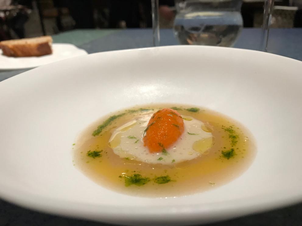 Galleria fotografica






L'inizio di un percorso meraviglioso: Lengua helada de pasión con ron, ossia una lingua di gatto gelata al rum, frutto della passione e menta piperita. Inizia il gioco di temperature









Rosa & lichis: poesia pura. Sferificazioni di acqua di rose (sui petali laterali) e finta mora ghiacciata di lichi









La remolacha que sale de tierra: insieme sorbetto e meringa di barbabietola









Panchino relleno de caviar beluga: uno dei piatti signature del Disfrutar. Si prepara una pasta per brioche con molta acqua e lievito. Viene collocata in un sifone e si ottiene una schiuma. Quindi si riempie il fondo di uno stampo circolare con questa schiuma, si aggiunge il caviale e una crema doppia panna, quindi ancora schiuma per coprire il tutto. Si immerge in una padella con olio a 180 gradi per 20 secondi. Ovviamente il caviale può essere sostituito da formaggi, tonno, sorbetti...









La preparazione al tavolo del Sidra casera ahumada al momento, un sidro di mele istantaneo: si versa sul ghiaccio secco una mistura di liquore e succo di mela e si lascia agire









Inizia il tributo alle noci. Qui il gheriglio, ricostruito, custodisce un quarto di noce, affumicata. E deliziosa. In pratica il guscio è stato aperto, senza romperlo; la noce è stata affumicata, poi rimessa al suo posto, il tutto richiuso









Ancora Cáscara de nuez: qui è un tripudio. Una noce tenera, senza pelle, l'altra verde col gheriglio e resa commestibile, infine l'ultima cotta e macerata nel ratafià, come abbiamo già spiegato nel pezzo. Il tutto con un filo di latte di noce e di olio di frutta secca. L'idea è: con un prodotto possiamo costruire all'infinito









Candy salado de nueces con mango, haba tonka y whisky: la bustina commestibile contiene caramello salato e noci, quindi il mango crudo e il profumo del whisky affumicato









Milhojas de idiazábal, millefoglie di idiazábal, un formaggio basco. Sterzata salata dopo una prima parte di degustazione in cui prevalevano le note dolci (a esaltare anche il caviale del Panchino). In generale, sono tutti piatti che superano la tradizionale distinzione dolce/salato









"Hostia" de flor del mandarino: la finta ostia è di ovulato, racchiude essenza di fiore di mandarino. Un piatto che colpisce il cuore









La Gilda del Disfrutar. La gilda è il classico pincho che si serve nei Paesi Baschi, a base di olive e acciughe. Qui abbiamo le celebri false olive di Adrià, croccanti fuori (burro di cacao) e liquide all'interno. Poi sgombro marinato, semi di pepe basco e la loro crema









Sandwich de gazpacho con guarnición olorosa de vinagre de Jerez: qui il falso pane ghiacciato (sono meringhe di pomodoro secco) racchiude una farcitura in cui emergono le note acide e aromatiche dell'aceto di Jerez a esaltare il classico aroma del gazpacho andaluso









Almendras "supertiernas" en vinagreta: al Disfrutar giocano molto con la frutta secca, qui mandorle ammorbidite o croccanti e accompagnate da aromi di vaniglia, aglio, olio, vinaigrette... Altro capolavoro









Yema de huevo crujiente con gelatina caliente de setas: una crema d'uovo in tempura, croccante fuori e liquida dentro, sopra un gel di funghi racchiuso nel guscio dell'uovo stesso. «Per noi è un classico - ci dicono - Ma sempre molto difficile da gestire»









Piatto spettacolare e gentile, Tatin de foie-gras y maíz multiesférico: tutto giocato su un equilibrio in cui le note dolci sono spinte al limite. La tecnica è quella della multisferificazione, con gel di glutammato a chiudere la partita






