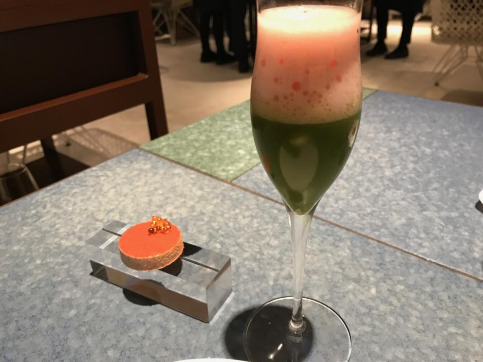 Galleria fotografica






L'inizio di un percorso meraviglioso: Lengua helada de pasión con ron, ossia una lingua di gatto gelata al rum, frutto della passione e menta piperita. Inizia il gioco di temperature









Rosa & lichis: poesia pura. Sferificazioni di acqua di rose (sui petali laterali) e finta mora ghiacciata di lichi









La remolacha que sale de tierra: insieme sorbetto e meringa di barbabietola









Panchino relleno de caviar beluga: uno dei piatti signature del Disfrutar. Si prepara una pasta per brioche con molta acqua e lievito. Viene collocata in un sifone e si ottiene una schiuma. Quindi si riempie il fondo di uno stampo circolare con questa schiuma, si aggiunge il caviale e una crema doppia panna, quindi ancora schiuma per coprire il tutto. Si immerge in una padella con olio a 180 gradi per 20 secondi. Ovviamente il caviale può essere sostituito da formaggi, tonno, sorbetti...









La preparazione al tavolo del Sidra casera ahumada al momento, un sidro di mele istantaneo: si versa sul ghiaccio secco una mistura di liquore e succo di mela e si lascia agire









Inizia il tributo alle noci. Qui il gheriglio, ricostruito, custodisce un quarto di noce, affumicata. E deliziosa. In pratica il guscio è stato aperto, senza romperlo; la noce è stata affumicata, poi rimessa al suo posto, il tutto richiuso









Ancora Cáscara de nuez: qui è un tripudio. Una noce tenera, senza pelle, l'altra verde col gheriglio e resa commestibile, infine l'ultima cotta e macerata nel ratafià, come abbiamo già spiegato nel pezzo. Il tutto con un filo di latte di noce e di olio di frutta secca. L'idea è: con un prodotto possiamo costruire all'infinito









Candy salado de nueces con mango, haba tonka y whisky: la bustina commestibile contiene caramello salato e noci, quindi il mango crudo e il profumo del whisky affumicato









Milhojas de idiazábal, millefoglie di idiazábal, un formaggio basco. Sterzata salata dopo una prima parte di degustazione in cui prevalevano le note dolci (a esaltare anche il caviale del Panchino). In generale, sono tutti piatti che superano la tradizionale distinzione dolce/salato









"Hostia" de flor del mandarino: la finta ostia è di ovulato, racchiude essenza di fiore di mandarino. Un piatto che colpisce il cuore









La Gilda del Disfrutar. La gilda è il classico pincho che si serve nei Paesi Baschi, a base di olive e acciughe. Qui abbiamo le celebri false olive di Adrià, croccanti fuori (burro di cacao) e liquide all'interno. Poi sgombro marinato, semi di pepe basco e la loro crema









Sandwich de gazpacho con guarnición olorosa de vinagre de Jerez: qui il falso pane ghiacciato (sono meringhe di pomodoro secco) racchiude una farcitura in cui emergono le note acide e aromatiche dell'aceto di Jerez a esaltare il classico aroma del gazpacho andaluso









Almendras "supertiernas" en vinagreta: al Disfrutar giocano molto con la frutta secca, qui mandorle ammorbidite o croccanti e accompagnate da aromi di vaniglia, aglio, olio, vinaigrette... Altro capolavoro









Yema de huevo crujiente con gelatina caliente de setas: una crema d'uovo in tempura, croccante fuori e liquida dentro, sopra un gel di funghi racchiuso nel guscio dell'uovo stesso. «Per noi è un classico - ci dicono - Ma sempre molto difficile da gestire»









Piatto spettacolare e gentile, Tatin de foie-gras y maíz multiesférico: tutto giocato su un equilibrio in cui le note dolci sono spinte al limite. La tecnica è quella della multisferificazione, con gel di glutammato a chiudere la partita









Ceviche en deconstrucción: leche de tigre, emulsione di pesce, olio di coriandolo e sorbetto di zucca e ajì. Un classico del Disfrutar

 









Questa è la cartilagine del muso del salmone...









...protagonista di quest'altro piatto, nuovissimo: il collagene del muso del salmone con le sue uova e salsa di acetosella. Wow!









Altra novità, presentata a Gastronomika, è la Costilla de salmón con mojo di estragón. Le costolette di salmone, ottenute una a una sfilettando con attenzione le lische con la polpa attorno, sono accompagnate da mojo di dragoncello e uova di salmone









Conserva de navajas a la sal: le navajas sono state lasciate macerare per un giorno con alghe nel frigorifero, poi 5 minuti al forno. Sono molluschi chiamati "guscio rasoio", tassonomicamente Ensis arcuatus, simili ai cannolicchi. Qui con olio e aceto di Jerez 25 anni






