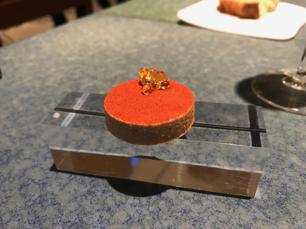 Galleria fotografica






L'inizio di un percorso meraviglioso: Lengua helada de pasión con ron, ossia una lingua di gatto gelata al rum, frutto della passione e menta piperita. Inizia il gioco di temperature









Rosa & lichis: poesia pura. Sferificazioni di acqua di rose (sui petali laterali) e finta mora ghiacciata di lichi









La remolacha que sale de tierra: insieme sorbetto e meringa di barbabietola









Panchino relleno de caviar beluga: uno dei piatti signature del Disfrutar. Si prepara una pasta per brioche con molta acqua e lievito. Viene collocata in un sifone e si ottiene una schiuma. Quindi si riempie il fondo di uno stampo circolare con questa schiuma, si aggiunge il caviale e una crema doppia panna, quindi ancora schiuma per coprire il tutto. Si immerge in una padella con olio a 180 gradi per 20 secondi. Ovviamente il caviale può essere sostituito da formaggi, tonno, sorbetti...









La preparazione al tavolo del Sidra casera ahumada al momento, un sidro di mele istantaneo: si versa sul ghiaccio secco una mistura di liquore e succo di mela e si lascia agire









Inizia il tributo alle noci. Qui il gheriglio, ricostruito, custodisce un quarto di noce, affumicata. E deliziosa. In pratica il guscio è stato aperto, senza romperlo; la noce è stata affumicata, poi rimessa al suo posto, il tutto richiuso









Ancora Cáscara de nuez: qui è un tripudio. Una noce tenera, senza pelle, l'altra verde col gheriglio e resa commestibile, infine l'ultima cotta e macerata nel ratafià, come abbiamo già spiegato nel pezzo. Il tutto con un filo di latte di noce e di olio di frutta secca. L'idea è: con un prodotto possiamo costruire all'infinito









Candy salado de nueces con mango, haba tonka y whisky: la bustina commestibile contiene caramello salato e noci, quindi il mango crudo e il profumo del whisky affumicato









Milhojas de idiazábal, millefoglie di idiazábal, un formaggio basco. Sterzata salata dopo una prima parte di degustazione in cui prevalevano le note dolci (a esaltare anche il caviale del Panchino). In generale, sono tutti piatti che superano la tradizionale distinzione dolce/salato









"Hostia" de flor del mandarino: la finta ostia è di ovulato, racchiude essenza di fiore di mandarino. Un piatto che colpisce il cuore









La Gilda del Disfrutar. La gilda è il classico pincho che si serve nei Paesi Baschi, a base di olive e acciughe. Qui abbiamo le celebri false olive di Adrià, croccanti fuori (burro di cacao) e liquide all'interno. Poi sgombro marinato, semi di pepe basco e la loro crema









Sandwich de gazpacho con guarnición olorosa de vinagre de Jerez: qui il falso pane ghiacciato (sono meringhe di pomodoro secco) racchiude una farcitura in cui emergono le note acide e aromatiche dell'aceto di Jerez a esaltare il classico aroma del gazpacho andaluso









Almendras "supertiernas" en vinagreta: al Disfrutar giocano molto con la frutta secca, qui mandorle ammorbidite o croccanti e accompagnate da aromi di vaniglia, aglio, olio, vinaigrette... Altro capolavoro









Yema de huevo crujiente con gelatina caliente de setas: una crema d'uovo in tempura, croccante fuori e liquida dentro, sopra un gel di funghi racchiuso nel guscio dell'uovo stesso. «Per noi è un classico - ci dicono - Ma sempre molto difficile da gestire»









Piatto spettacolare e gentile, Tatin de foie-gras y maíz multiesférico: tutto giocato su un equilibrio in cui le note dolci sono spinte al limite. La tecnica è quella della multisferificazione, con gel di glutammato a chiudere la partita









Ceviche en deconstrucción: leche de tigre, emulsione di pesce, olio di coriandolo e sorbetto di zucca e ajì. Un classico del Disfrutar

 









Questa è la cartilagine del muso del salmone...









...protagonista di quest'altro piatto, nuovissimo: il collagene del muso del salmone con le sue uova e salsa di acetosella. Wow!









Altra novità, presentata a Gastronomika, è la Costilla de salmón con mojo di estragón. Le costolette di salmone, ottenute una a una sfilettando con attenzione le lische con la polpa attorno, sono accompagnate da mojo di dragoncello e uova di salmone









Conserva de navajas a la sal: le navajas sono state lasciate macerare per un giorno con alghe nel frigorifero, poi 5 minuti al forno. Sono molluschi chiamati "guscio rasoio", tassonomicamente Ensis arcuatus, simili ai cannolicchi. Qui con olio e aceto di Jerez 25 anni









Ensalada líquida, non serve traduzione...






