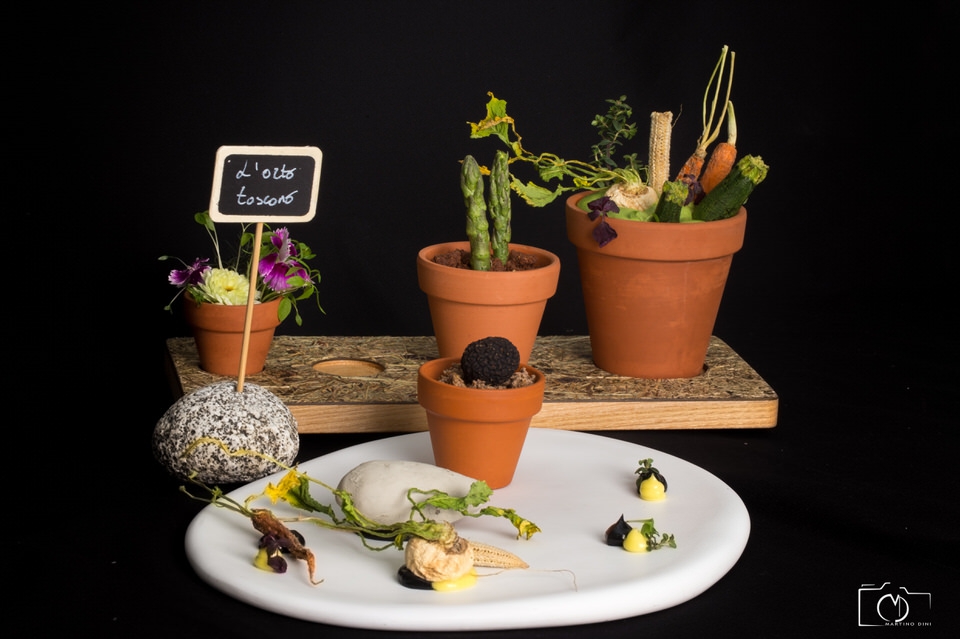 Galleria fotografica






Massimiliano Poggi, Al Cambio, Bologna

Uovo asparagi e parmigiano. Rappresenta la tradizione, non solo bolognese ma italiana. Chiaro che noi, con l'apparato di Altedo, abbiamo una fortuna che non tutte le regioni hanno: l'abbiamo in casa e di qualità assoluta! Riprendo la tradizione e trasformo le consistenze: a essere fritto non è più l'uovo ma la punta degli asparagi; il parmigiano non è più grattato ma viene reso cremoso con aggiunta di brodo di asparagi; aggiungo solo una parte di succo di asparagi crudi perché dà una notevole componente minerale amarognola. Un anticipo di primavera









Alessandro Panichi, Sotto l'Arco, Bologna

Canocchia, radicchio, bottarga e lampone. Dolce, amaro, acido e iodato (foto Bob Noto)









Isa Mazzocchi, La Palta, Borgonovo Valtidone (Piacenza)

Batarò con senape selvatica, pescegatto e pancetta. Una specie di pane schiacciato, con percentuale di polenta, ripieno di salumi piacentini (si serve soprattutto in val tidone). Piacenza in un batarò









Alberto Faccani, Magnolia, Cesenatico (Forlì-Cesena)

Triglia, amaretto, zafferano e limone. La dolcezza e la grassezza della triglia, la nota alcolica del liquore di mandorla, la profondità dello zafferano e l'aspro del limone. Un omaggio all'Italia e al Mediterraneo









Omar Casali, Marè, Cesenatico (Forlì-Cesena)

Bora Nera. Spaghettoni, inchiostro, quinto quarto di seppia, alghe e bergamotto. Materia prima, tecnica e tanto cuore per riportare nel piatto l'affascinante e profondo profumo iodato di una burrascosa giornata sul molo di Cesenatico









Fabrizio Mantovani, Fm con gusto, Faenza (Ravenna)

Patata ratta, lenticchie e caviale. E' una sintesi della mia cucina: una semplice patata con lenticchie, arricchita da un piccolo cucchiaio di caviale. Una crème fraîche allo zafferano e zest di lime. Estetica, istinto e semplicità ragionata









Massimiliano Mascia, San Domenico, Imola (Bologna)

Scampo, goletta e piselli. Amo i colori e i sapori della primavera e mi piace giocare con la contaminazione carne/pesce









Luca Marchini, L'Erba del Re, Modena

Risotto con ostriche, succo di porri, rucola e rabarbaro. E' il frutto della volontà di far coesistere la forza olfattiva del mare, proveniente dalle ostriche adagiate sulla superfice, con la pseudo-dolcezza di un risotto cremoso, la cui cottura viene fatta con un succo di porri grigliati e brasati. Giocano un ruolo di equilibrio la freschezza e asprezza del rabarbaro e il lieve amaro della rucola selvatica









Massimo Bottura, Osteria Francescana, Modena

Sometimes maillard, sometimes partrige... even bollito in civèt sauce. Ovvero, "A volte germano reale, a volte pernice... persino il bollito in salsa civet"









Irina Steccanella e Beppe Palmieri, Panino, Modena

Tortellini SuperPanna. Comprare una grande materia prima per fare un grande tortellino, e restiuire valore e qualità a un piatto della cucina domestica degenerato col tempo









Gianluca Gorini, Le Giare, Montiano (Forlì-Cesena)

Cetriolo, liquore Varnelli e uova di pesce affumicate. Note vegetali che incontrano quelle marine e affumicate per un interpretazione a 360 gradi del cetriolo, dal germoglio al fiore









Riccardo Agostini, Il Piastrino, Pennabilli (Rimini)

Animella d’agnello, latte ed estratto d’alloro. L'idea è quella di proporre un'animella inconsueta, d'agnello, senza nascondere le sue caratteristiche gustative come da tradizione ma esaltandole con il concentrato di latte di pecora per rafforzarne il gust. Vista la componente grassa, ho utilizzato l'alloro per il suo gusto amaro e la sua rinfrescante balsamicità









Terry Giacomello, Inkiostro, Parma

La pasta a modo nostro. Tagliolini tiepidi al bianco d'uovo con crema di parmigiano 36 mesi, rosso d'uovo sbattuto, caviale di tartufo e foglie di timo. E' un albume d'uovo cotto a vapore, steso come la pasta tradizionale, tagliato a mano a tagliolino, contornato da una crema di parmigiano, macchiata con un rosso d'uovo sbattuto e guarnito con foglie di timo e caviale di tartufo









Marco Parizzi, Parizzi, Parma

Consommé di buccia di patate, cipolla bruciata e ostriche con anolini di salmone. Il contrasto tra ingredienti di scarto e ingredienti pregiati, l'apparenza rassicurante di un piatto tipico con gusti completamente stravolti









Carla Aradelli, Riva, Ponte Dell'Olio (Piacenza)

Polpo, radicchio tardivo, crochetta di patate e majonese di rape rosse. Un piatto di semplicità ricercata: polpo e patate (la tradizione) e prodotti di stagione (radicchio tardivo e rapa rossa) creano un gioco di colori, radici e consistenze









Rino Duca, Il Grano di Pepe, Ravarino (Bologna)

Riso alla mandorla, gambero rosso e capperi. In Sicilia storicamente si cucinavano risi e non risotti. Nel mio piatto s'incontrano l'eleganza della mandorla, la sapidità del cappero e la profondità del gambero crudo









Matteo Salbaroli, Osteria L'Acciuga, Ravenna

Polpo arrostito, crema di topinambur e nocciole tostate. L'ho proposto al cenone e ha avuto così successo che lo riproponiamo anche l'inverno. Non solo polipo e patate









Gianni e Fulvia D'Amato, Caffè Arti e Mestieri, Reggiolo (Reggio Emilia)

Il viola della lingua. Lingua salmistrata cotta, spuma di patata viola, cavolo viola in agrodolce, polvere di lamponi disidratati









Gianpaolo Raschi, Guido, Rimini

Pancotto di pesce. Sono le mie origini marinaro-contadine, una lunga tradizione che si fonda sul concetto di recupero. Un tempo della memoria al quale sono profondamente legato e che ripercorro di continuo a bordo della mia Delorean (foto Giorgio Salvatori)









Franco Cimini, Antica Osteria del Mirasole, San Giovanni in Persiceto (Bologna)

Tagliatelle all'antico ragù di cortile. Un'antica ricetta delle campagne bolognesi che prevede l'utilizzo delle parti meno nobili degli animali da cortile (rigaglie), tra le quali creste, durelli, fegatini e ovine embrionali. Si contraddistingue per le diverse consistenze del ragù









Aurora Mazzucchelli, Marconi, Sasso Marconi (Bologna)

Il germano incontra un'acciuga. Il racconto del viaggio della migrazione germano. Lo scontro del mare con la terra e l'incontro del sapido col selvatico









Piergiorgio Parini, Povero Diavolo, Torriana (Parma)

Brasato di narce (anagramma di "carne", anche detto "l'animale che non c'è"). Il piatto rievoca alla vista e al palato l'opulenza e corposità di un brasato pur essendo composto di soli elementi vegetali: la base è un kiwi, glassato con ristretto di verdure, salse fermentate e vino rosso, spolverato con erbe balsamiche (foto Passione Gourmet)









Alberto Degl'Innocenti, Tirabusciò, Bibbiena (Arezzo)

Gnocchetti di pane verna allo scalogno, salsa di ribollita, cubetti di pane croccante al cavolo nero e cialda di Parmigiano. Un classico toscano a modo mio









Fabrizio Girasoli, Butterfly, Capannori (Lucca)

Evoluzione del gambero rosso. Da marinato a fritto, passando per padella e vapore con coincidenze di frutta e verdure, nella nebbia del  mattino. Mi piace mettere in gioco tutti i sensi del commensale, dalle consistenze cotture e sapori diversi per il palato, all'aroma diffuso per l'olfatto. La parte fritta che può essere mangiata con le mani e lo scorrere della tisana versata al momento  che coinvolge vista e udito









Andrea Mattei, Meo Modo a Borgo San Pietro, Chiusdino (Siena)

Fegatini di pollo affumicati, anguilla e ortica. La tradizione dell'entroterra toscano incontra il mare









Gaetano Trovato, Arnolfo, Colle Val D'Elsa (Siena)
Piccione: petto, coscia farcita con il suo fegato, castagne e spezie. Il piatto del cuore che evolve continuamente, dall’inizio negli anni Ottanta, quando si preparava lardellato ripieno di funghi e servito con le cipolle caramellate, fino ad oggi, in veste rinnovata con abbinamenti di stagione in stagione per esaltare il gusto






