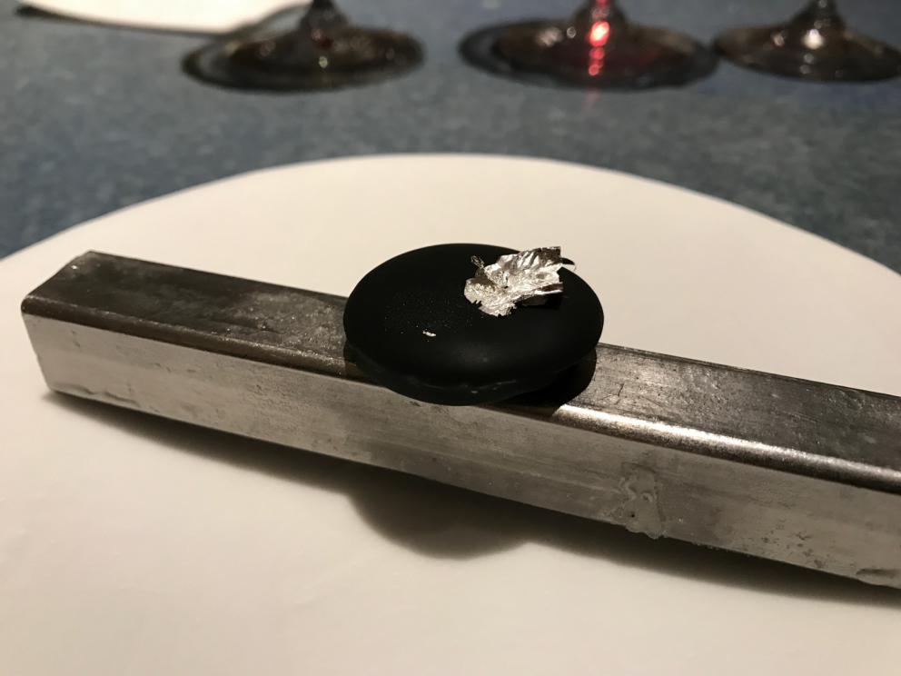 Galleria fotografica






L'inizio di un percorso meraviglioso: Lengua helada de pasión con ron, ossia una lingua di gatto gelata al rum, frutto della passione e menta piperita. Inizia il gioco di temperature









Rosa & lichis: poesia pura. Sferificazioni di acqua di rose (sui petali laterali) e finta mora ghiacciata di lichi









La remolacha que sale de tierra: insieme sorbetto e meringa di barbabietola









Panchino relleno de caviar beluga: uno dei piatti signature del Disfrutar. Si prepara una pasta per brioche con molta acqua e lievito. Viene collocata in un sifone e si ottiene una schiuma. Quindi si riempie il fondo di uno stampo circolare con questa schiuma, si aggiunge il caviale e una crema doppia panna, quindi ancora schiuma per coprire il tutto. Si immerge in una padella con olio a 180 gradi per 20 secondi. Ovviamente il caviale può essere sostituito da formaggi, tonno, sorbetti...









La preparazione al tavolo del Sidra casera ahumada al momento, un sidro di mele istantaneo: si versa sul ghiaccio secco una mistura di liquore e succo di mela e si lascia agire









Inizia il tributo alle noci. Qui il gheriglio, ricostruito, custodisce un quarto di noce, affumicata. E deliziosa. In pratica il guscio è stato aperto, senza romperlo; la noce è stata affumicata, poi rimessa al suo posto, il tutto richiuso









Ancora Cáscara de nuez: qui è un tripudio. Una noce tenera, senza pelle, l'altra verde col gheriglio e resa commestibile, infine l'ultima cotta e macerata nel ratafià, come abbiamo già spiegato nel pezzo. Il tutto con un filo di latte di noce e di olio di frutta secca. L'idea è: con un prodotto possiamo costruire all'infinito









Candy salado de nueces con mango, haba tonka y whisky: la bustina commestibile contiene caramello salato e noci, quindi il mango crudo e il profumo del whisky affumicato









Milhojas de idiazábal, millefoglie di idiazábal, un formaggio basco. Sterzata salata dopo una prima parte di degustazione in cui prevalevano le note dolci (a esaltare anche il caviale del Panchino). In generale, sono tutti piatti che superano la tradizionale distinzione dolce/salato









"Hostia" de flor del mandarino: la finta ostia è di ovulato, racchiude essenza di fiore di mandarino. Un piatto che colpisce il cuore









La Gilda del Disfrutar. La gilda è il classico pincho che si serve nei Paesi Baschi, a base di olive e acciughe. Qui abbiamo le celebri false olive di Adrià, croccanti fuori (burro di cacao) e liquide all'interno. Poi sgombro marinato, semi di pepe basco e la loro crema









Sandwich de gazpacho con guarnición olorosa de vinagre de Jerez: qui il falso pane ghiacciato (sono meringhe di pomodoro secco) racchiude una farcitura in cui emergono le note acide e aromatiche dell'aceto di Jerez a esaltare il classico aroma del gazpacho andaluso









Almendras "supertiernas" en vinagreta: al Disfrutar giocano molto con la frutta secca, qui mandorle ammorbidite o croccanti e accompagnate da aromi di vaniglia, aglio, olio, vinaigrette... Altro capolavoro









Yema de huevo crujiente con gelatina caliente de setas: una crema d'uovo in tempura, croccante fuori e liquida dentro, sopra un gel di funghi racchiuso nel guscio dell'uovo stesso. «Per noi è un classico - ci dicono - Ma sempre molto difficile da gestire»









Piatto spettacolare e gentile, Tatin de foie-gras y maíz multiesférico: tutto giocato su un equilibrio in cui le note dolci sono spinte al limite. La tecnica è quella della multisferificazione, con gel di glutammato a chiudere la partita









Ceviche en deconstrucción: leche de tigre, emulsione di pesce, olio di coriandolo e sorbetto di zucca e ajì. Un classico del Disfrutar

 









Questa è la cartilagine del muso del salmone...









...protagonista di quest'altro piatto, nuovissimo: il collagene del muso del salmone con le sue uova e salsa di acetosella. Wow!









Altra novità, presentata a Gastronomika, è la Costilla de salmón con mojo di estragón. Le costolette di salmone, ottenute una a una sfilettando con attenzione le lische con la polpa attorno, sono accompagnate da mojo di dragoncello e uova di salmone









Conserva de navajas a la sal: le navajas sono state lasciate macerare per un giorno con alghe nel frigorifero, poi 5 minuti al forno. Sono molluschi chiamati "guscio rasoio", tassonomicamente Ensis arcuatus, simili ai cannolicchi. Qui con olio e aceto di Jerez 25 anni









Ensalada líquida, non serve traduzione...









...accompagnata da Polvorón de tomate y caviaroli de arbequina. Il polvorón è un classico dolce spagnolo di Natale, molto friabile, in genere fatto di farina, zucchero, latte e mandorle. Qui è di pomodoro e accompagnato da caviaroli di oliva arbequina: il Caviaroli è di una ditta catalana che sferifica varie tipologie di olio evo, anche aromatizzato, ce n'è anche una a base di tartufo Tartuflanghe









Tre piatti che raccontano il suquet, tipica salsa a base di pesce. Qui Noodles de espardeñas (le rare “lingue di mare”, in tassonomia stichopus regalis) en suquet









Langostino (ossia gamberone) en suquet, con gnocchi di patata, aria di prezzemolo, crema di zafferano e patata. Sul fondo si vede anche il Capucchino de suquet









Finale salato a base di piccione: qui il suo consommé con armagnac, dragoncello e arancia






