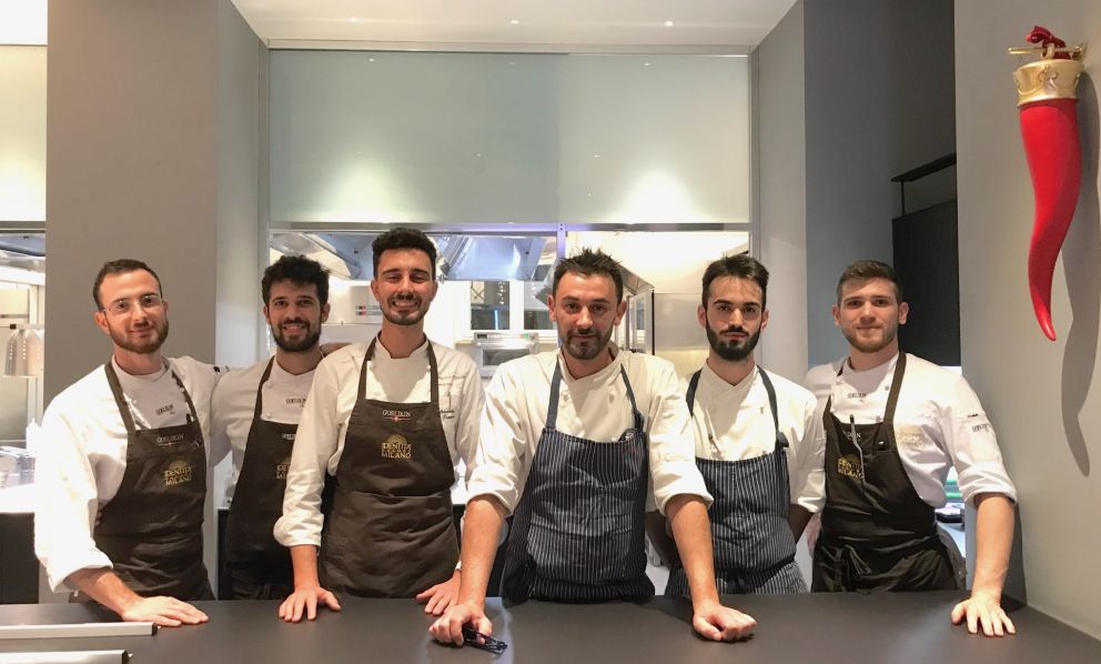 Simone Breda con il team di Identità Golose Milano capitanato da Edoardo Traverso. Per prenotare la prossima cena Ascovlino in compagnia di Elio Sironi clicca qui