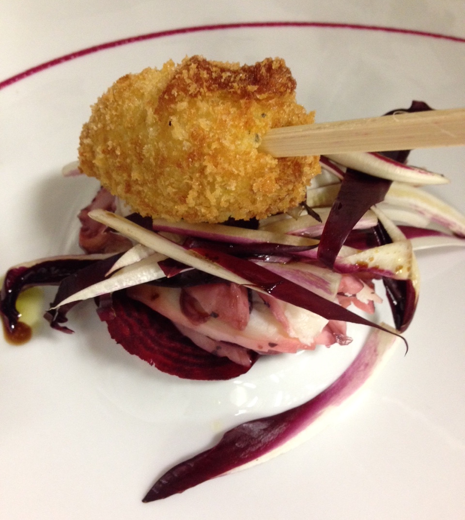 Galleria fotografica






Massimiliano Poggi, Al Cambio, Bologna

Uovo asparagi e parmigiano. Rappresenta la tradizione, non solo bolognese ma italiana. Chiaro che noi, con l'apparato di Altedo, abbiamo una fortuna che non tutte le regioni hanno: l'abbiamo in casa e di qualità assoluta! Riprendo la tradizione e trasformo le consistenze: a essere fritto non è più l'uovo ma la punta degli asparagi; il parmigiano non è più grattato ma viene reso cremoso con aggiunta di brodo di asparagi; aggiungo solo una parte di succo di asparagi crudi perché dà una notevole componente minerale amarognola. Un anticipo di primavera









Alessandro Panichi, Sotto l'Arco, Bologna

Canocchia, radicchio, bottarga e lampone. Dolce, amaro, acido e iodato (foto Bob Noto)









Isa Mazzocchi, La Palta, Borgonovo Valtidone (Piacenza)

Batarò con senape selvatica, pescegatto e pancetta. Una specie di pane schiacciato, con percentuale di polenta, ripieno di salumi piacentini (si serve soprattutto in val tidone). Piacenza in un batarò









Alberto Faccani, Magnolia, Cesenatico (Forlì-Cesena)

Triglia, amaretto, zafferano e limone. La dolcezza e la grassezza della triglia, la nota alcolica del liquore di mandorla, la profondità dello zafferano e l'aspro del limone. Un omaggio all'Italia e al Mediterraneo









Omar Casali, Marè, Cesenatico (Forlì-Cesena)

Bora Nera. Spaghettoni, inchiostro, quinto quarto di seppia, alghe e bergamotto. Materia prima, tecnica e tanto cuore per riportare nel piatto l'affascinante e profondo profumo iodato di una burrascosa giornata sul molo di Cesenatico









Fabrizio Mantovani, Fm con gusto, Faenza (Ravenna)

Patata ratta, lenticchie e caviale. E' una sintesi della mia cucina: una semplice patata con lenticchie, arricchita da un piccolo cucchiaio di caviale. Una crème fraîche allo zafferano e zest di lime. Estetica, istinto e semplicità ragionata









Massimiliano Mascia, San Domenico, Imola (Bologna)

Scampo, goletta e piselli. Amo i colori e i sapori della primavera e mi piace giocare con la contaminazione carne/pesce









Luca Marchini, L'Erba del Re, Modena

Risotto con ostriche, succo di porri, rucola e rabarbaro. E' il frutto della volontà di far coesistere la forza olfattiva del mare, proveniente dalle ostriche adagiate sulla superfice, con la pseudo-dolcezza di un risotto cremoso, la cui cottura viene fatta con un succo di porri grigliati e brasati. Giocano un ruolo di equilibrio la freschezza e asprezza del rabarbaro e il lieve amaro della rucola selvatica









Massimo Bottura, Osteria Francescana, Modena

Sometimes maillard, sometimes partrige... even bollito in civèt sauce. Ovvero, "A volte germano reale, a volte pernice... persino il bollito in salsa civet"









Irina Steccanella e Beppe Palmieri, Panino, Modena

Tortellini SuperPanna. Comprare una grande materia prima per fare un grande tortellino, e restiuire valore e qualità a un piatto della cucina domestica degenerato col tempo









Gianluca Gorini, Le Giare, Montiano (Forlì-Cesena)

Cetriolo, liquore Varnelli e uova di pesce affumicate. Note vegetali che incontrano quelle marine e affumicate per un interpretazione a 360 gradi del cetriolo, dal germoglio al fiore









Riccardo Agostini, Il Piastrino, Pennabilli (Rimini)

Animella d’agnello, latte ed estratto d’alloro. L'idea è quella di proporre un'animella inconsueta, d'agnello, senza nascondere le sue caratteristiche gustative come da tradizione ma esaltandole con il concentrato di latte di pecora per rafforzarne il gust. Vista la componente grassa, ho utilizzato l'alloro per il suo gusto amaro e la sua rinfrescante balsamicità









Terry Giacomello, Inkiostro, Parma

La pasta a modo nostro. Tagliolini tiepidi al bianco d'uovo con crema di parmigiano 36 mesi, rosso d'uovo sbattuto, caviale di tartufo e foglie di timo. E' un albume d'uovo cotto a vapore, steso come la pasta tradizionale, tagliato a mano a tagliolino, contornato da una crema di parmigiano, macchiata con un rosso d'uovo sbattuto e guarnito con foglie di timo e caviale di tartufo









Marco Parizzi, Parizzi, Parma

Consommé di buccia di patate, cipolla bruciata e ostriche con anolini di salmone. Il contrasto tra ingredienti di scarto e ingredienti pregiati, l'apparenza rassicurante di un piatto tipico con gusti completamente stravolti






