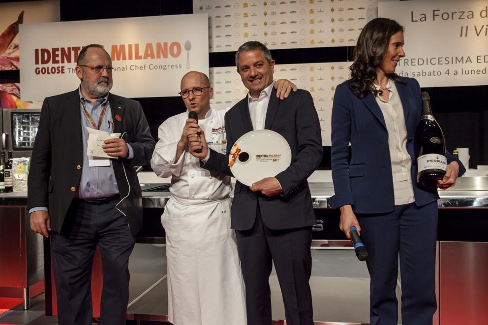 Galleria fotograficaNorbert Niederkofler del St Hubertus, intorodotto da Federico Quaranta
Marianna Vitale, cuoca dell'anno premiata da Cristina Ziliani di Berlucchi. Ha annunciato l'apertura di Angelina, cucina tradizionale evoluta, davanti al monastero di Santa Chiara

