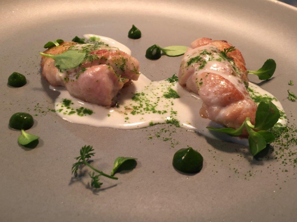 Galleria fotografica






Massimiliano Poggi, Al Cambio, Bologna

Uovo asparagi e parmigiano. Rappresenta la tradizione, non solo bolognese ma italiana. Chiaro che noi, con l'apparato di Altedo, abbiamo una fortuna che non tutte le regioni hanno: l'abbiamo in casa e di qualità assoluta! Riprendo la tradizione e trasformo le consistenze: a essere fritto non è più l'uovo ma la punta degli asparagi; il parmigiano non è più grattato ma viene reso cremoso con aggiunta di brodo di asparagi; aggiungo solo una parte di succo di asparagi crudi perché dà una notevole componente minerale amarognola. Un anticipo di primavera









Alessandro Panichi, Sotto l'Arco, Bologna

Canocchia, radicchio, bottarga e lampone. Dolce, amaro, acido e iodato (foto Bob Noto)









Isa Mazzocchi, La Palta, Borgonovo Valtidone (Piacenza)

Batarò con senape selvatica, pescegatto e pancetta. Una specie di pane schiacciato, con percentuale di polenta, ripieno di salumi piacentini (si serve soprattutto in val tidone). Piacenza in un batarò









Alberto Faccani, Magnolia, Cesenatico (Forlì-Cesena)

Triglia, amaretto, zafferano e limone. La dolcezza e la grassezza della triglia, la nota alcolica del liquore di mandorla, la profondità dello zafferano e l'aspro del limone. Un omaggio all'Italia e al Mediterraneo









Omar Casali, Marè, Cesenatico (Forlì-Cesena)

Bora Nera. Spaghettoni, inchiostro, quinto quarto di seppia, alghe e bergamotto. Materia prima, tecnica e tanto cuore per riportare nel piatto l'affascinante e profondo profumo iodato di una burrascosa giornata sul molo di Cesenatico









Fabrizio Mantovani, Fm con gusto, Faenza (Ravenna)

Patata ratta, lenticchie e caviale. E' una sintesi della mia cucina: una semplice patata con lenticchie, arricchita da un piccolo cucchiaio di caviale. Una crème fraîche allo zafferano e zest di lime. Estetica, istinto e semplicità ragionata









Massimiliano Mascia, San Domenico, Imola (Bologna)

Scampo, goletta e piselli. Amo i colori e i sapori della primavera e mi piace giocare con la contaminazione carne/pesce









Luca Marchini, L'Erba del Re, Modena

Risotto con ostriche, succo di porri, rucola e rabarbaro. E' il frutto della volontà di far coesistere la forza olfattiva del mare, proveniente dalle ostriche adagiate sulla superfice, con la pseudo-dolcezza di un risotto cremoso, la cui cottura viene fatta con un succo di porri grigliati e brasati. Giocano un ruolo di equilibrio la freschezza e asprezza del rabarbaro e il lieve amaro della rucola selvatica









Massimo Bottura, Osteria Francescana, Modena

Sometimes maillard, sometimes partrige... even bollito in civèt sauce. Ovvero, "A volte germano reale, a volte pernice... persino il bollito in salsa civet"









Irina Steccanella e Beppe Palmieri, Panino, Modena

Tortellini SuperPanna. Comprare una grande materia prima per fare un grande tortellino, e restiuire valore e qualità a un piatto della cucina domestica degenerato col tempo









Gianluca Gorini, Le Giare, Montiano (Forlì-Cesena)

Cetriolo, liquore Varnelli e uova di pesce affumicate. Note vegetali che incontrano quelle marine e affumicate per un interpretazione a 360 gradi del cetriolo, dal germoglio al fiore






