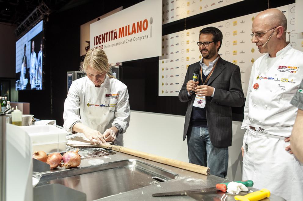 Galleria fotograficaNorbert Niederkofler del St Hubertus, intorodotto da Federico Quaranta
Marianna Vitale, cuoca dell'anno premiata da Cristina Ziliani di Berlucchi. Ha annunciato l'apertura di Angelina, cucina tradizionale evoluta, davanti al monastero di Santa Chiara
Heinz&nbsp;Beck, relatore nel pomeriggio, con il suo maitre Marco Reitano, premiato da Identit&agrave;
Kobus van Der Merwe, dal Sudafrica con passione
