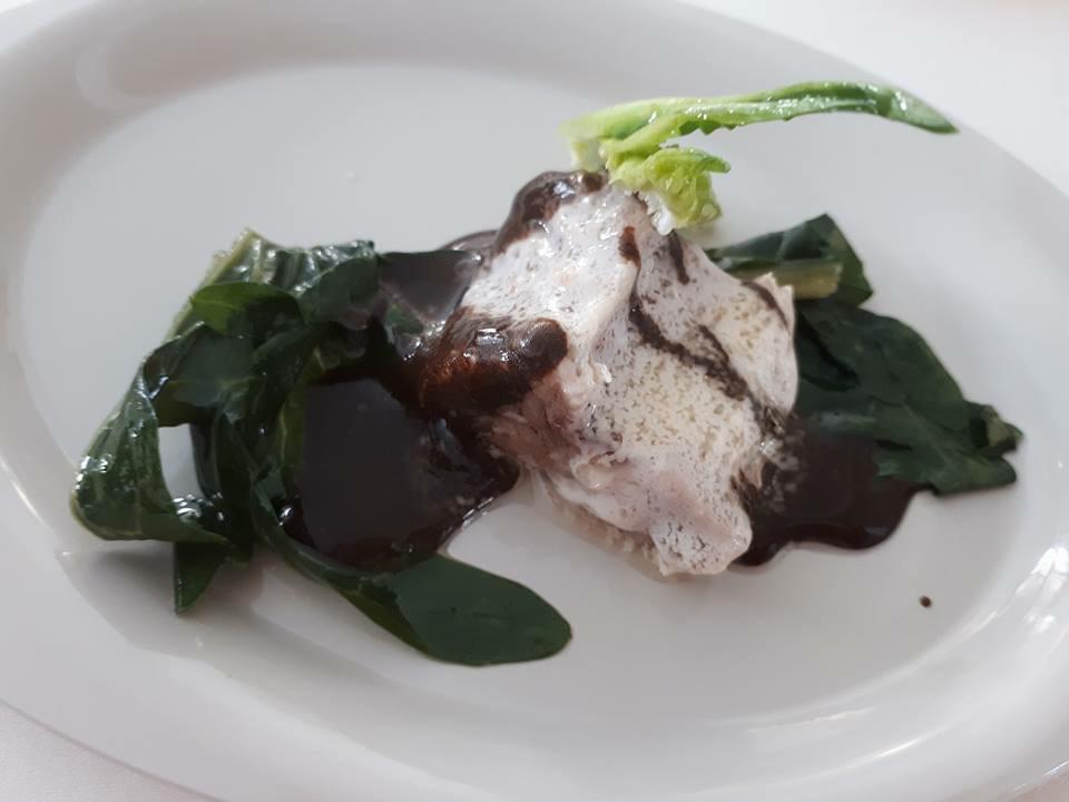 Galleria fotografica






La cena prologo di Pig Calabria è stata preparata al De Gustibus di Palmi. Nella foto Armando e Maurizio Sciarrone, figlio e padre









Padre e figlio della Macelleria Arturo di Campo Calabro (Reggio Calabria) preparano la caddara tradizionale a Villa Rossi. A sobbolire, le frittole, tutti i tagli del maiale









Luca Abbruzzino, chef del ristorante Abbruzzino di Catanzaro, tra Enzo e Renato Ioppolo della Macelleria Fratelli Ioppolo di San Giorgio Morgete (Reggio Calabria), telefono +39.0966.935101









Il motto è noto: del maiale non si butta via nulla









Luciano Monosilio (Pipero, Roma) prepara il su Bao ai piedini di maiale con salsa thai









E intanto fuori la caddara sobbolle









Sulla postazione di Angelo Sabatelli (Angelo Sabatelli, Putignano, Bari), girelle di topinambur e una montagna di ‘nduja









Ruggiero mette a punto la Cotenna soffiata






