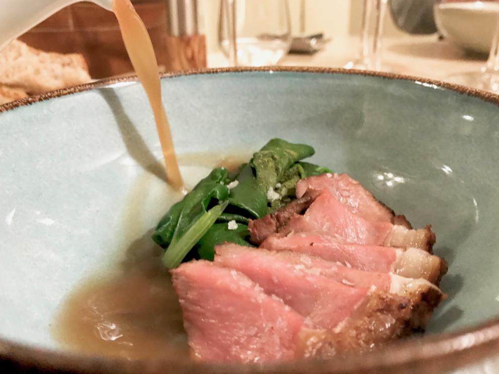 Galleria fotografica






Tendente al viola: radicchio tardivo, battuta di gamberi rosa, salsa agli agrumi e robiola di Roccaverano









Bottoni: pasta ripiena con seppie, salsa al nero e seppia, patate, succo di broccoli e kefir









Radice: radice di scorzonera, crema di porcini, salsa al Trebbiano e spinaci crudi e cotti, piatto vegetale di alto livello






