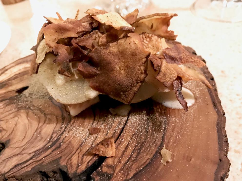 Galleria fotografica






Tendente al viola: radicchio tardivo, battuta di gamberi rosa, salsa agli agrumi e robiola di Roccaverano









Bottoni: pasta ripiena con seppie, salsa al nero e seppia, patate, succo di broccoli e kefir









Radice: radice di scorzonera, crema di porcini, salsa al Trebbiano e spinaci crudi e cotti, piatto vegetale di alto livello









Caro manzo, non sei in Oriente: controfiletto, bieta, brodo di wakame e miso scuro. Molto molto buono, un bel connubio terra-mare con echi jap






