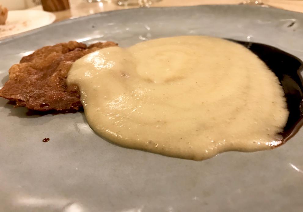 Galleria fotografica






Tendente al viola: radicchio tardivo, battuta di gamberi rosa, salsa agli agrumi e robiola di Roccaverano









Bottoni: pasta ripiena con seppie, salsa al nero e seppia, patate, succo di broccoli e kefir









Radice: radice di scorzonera, crema di porcini, salsa al Trebbiano e spinaci crudi e cotti, piatto vegetale di alto livello









Caro manzo, non sei in Oriente: controfiletto, bieta, brodo di wakame e miso scuro. Molto molto buono, un bel connubio terra-mare con echi jap









Il tartufo dei poveri... ma anche no! Ossia topinambur marinati, topinambur, anguilla e latticello. Pefetto punto di equilibrio tra i componenti, c'è texture e armonia, ma anche golosità; un piatto che vale il viaggio






