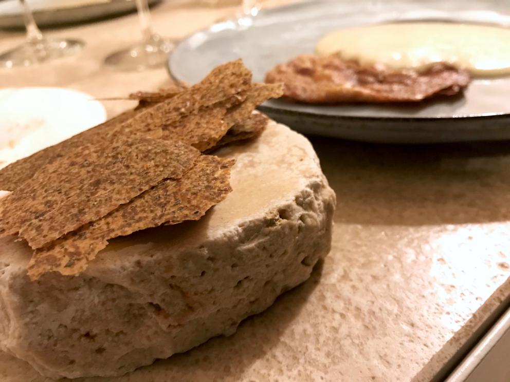 Galleria fotografica






Tendente al viola: radicchio tardivo, battuta di gamberi rosa, salsa agli agrumi e robiola di Roccaverano









Bottoni: pasta ripiena con seppie, salsa al nero e seppia, patate, succo di broccoli e kefir









Radice: radice di scorzonera, crema di porcini, salsa al Trebbiano e spinaci crudi e cotti, piatto vegetale di alto livello









Caro manzo, non sei in Oriente: controfiletto, bieta, brodo di wakame e miso scuro. Molto molto buono, un bel connubio terra-mare con echi jap









Il tartufo dei poveri... ma anche no! Ossia topinambur marinati, topinambur, anguilla e latticello. Pefetto punto di equilibrio tra i componenti, c'è texture e armonia, ma anche golosità; un piatto che vale il viaggio









Chiudi gli occhi e pensa a un pollo con patate: la pelle del pollo croccante, purea di patate, fondo di pollo. Buona idea, un po' da registrare come sapidità e presentazione






