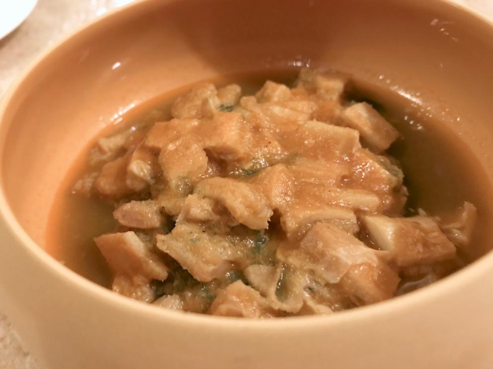 Galleria fotografica






Tendente al viola: radicchio tardivo, battuta di gamberi rosa, salsa agli agrumi e robiola di Roccaverano









Bottoni: pasta ripiena con seppie, salsa al nero e seppia, patate, succo di broccoli e kefir









Radice: radice di scorzonera, crema di porcini, salsa al Trebbiano e spinaci crudi e cotti, piatto vegetale di alto livello









Caro manzo, non sei in Oriente: controfiletto, bieta, brodo di wakame e miso scuro. Molto molto buono, un bel connubio terra-mare con echi jap









Il tartufo dei poveri... ma anche no! Ossia topinambur marinati, topinambur, anguilla e latticello. Pefetto punto di equilibrio tra i componenti, c'è texture e armonia, ma anche golosità; un piatto che vale il viaggio









Chiudi gli occhi e pensa a un pollo con patate: la pelle del pollo croccante, purea di patate, fondo di pollo. Buona idea, un po' da registrare come sapidità e presentazione









In accompagnamento al piatto precedente, delle chips di buccia di patate






