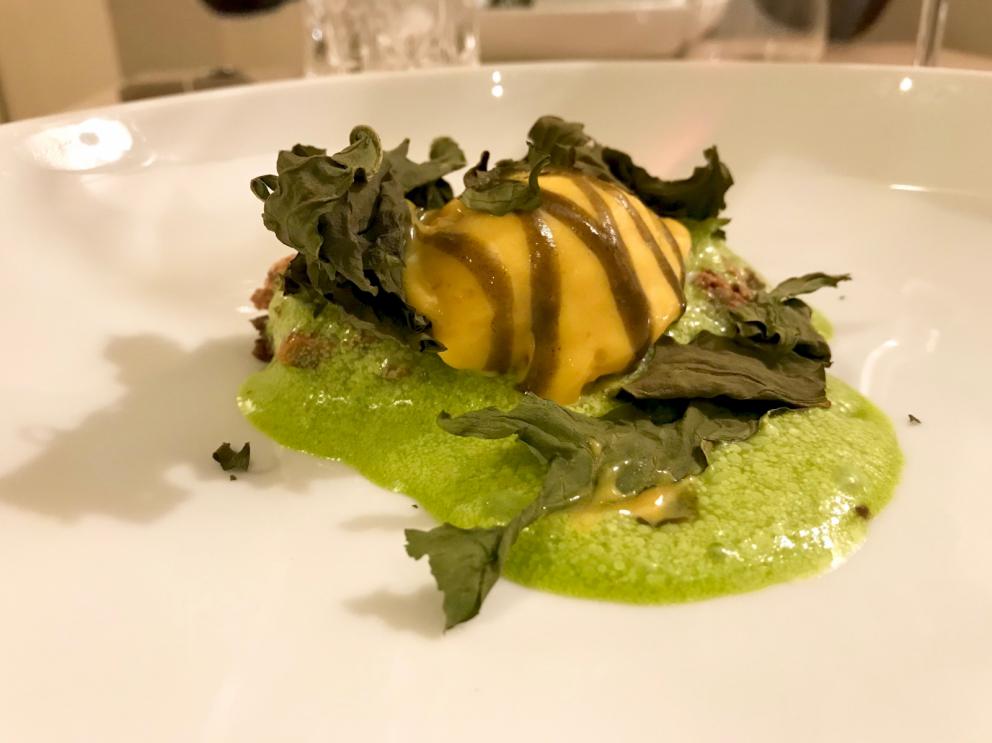 Galleria fotografica






Tendente al viola: radicchio tardivo, battuta di gamberi rosa, salsa agli agrumi e robiola di Roccaverano









Bottoni: pasta ripiena con seppie, salsa al nero e seppia, patate, succo di broccoli e kefir









Radice: radice di scorzonera, crema di porcini, salsa al Trebbiano e spinaci crudi e cotti, piatto vegetale di alto livello









Caro manzo, non sei in Oriente: controfiletto, bieta, brodo di wakame e miso scuro. Molto molto buono, un bel connubio terra-mare con echi jap









Il tartufo dei poveri... ma anche no! Ossia topinambur marinati, topinambur, anguilla e latticello. Pefetto punto di equilibrio tra i componenti, c'è texture e armonia, ma anche golosità; un piatto che vale il viaggio









Chiudi gli occhi e pensa a un pollo con patate: la pelle del pollo croccante, purea di patate, fondo di pollo. Buona idea, un po' da registrare come sapidità e presentazione









In accompagnamento al piatto precedente, delle chips di buccia di patate









Senza aspettare il sabato per la trippa: trippa, cozze e succo di sedano. Golosità pura






