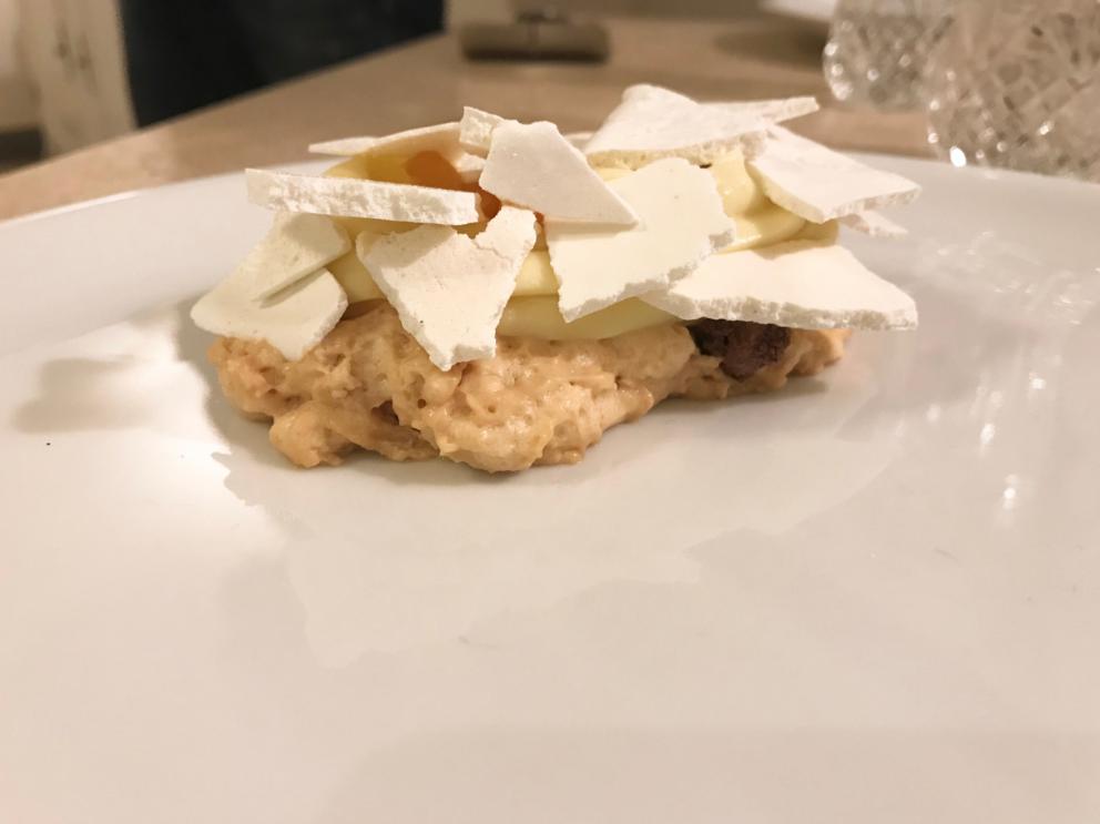 Galleria fotografica






Tendente al viola: radicchio tardivo, battuta di gamberi rosa, salsa agli agrumi e robiola di Roccaverano









Bottoni: pasta ripiena con seppie, salsa al nero e seppia, patate, succo di broccoli e kefir









Radice: radice di scorzonera, crema di porcini, salsa al Trebbiano e spinaci crudi e cotti, piatto vegetale di alto livello









Caro manzo, non sei in Oriente: controfiletto, bieta, brodo di wakame e miso scuro. Molto molto buono, un bel connubio terra-mare con echi jap









Il tartufo dei poveri... ma anche no! Ossia topinambur marinati, topinambur, anguilla e latticello. Pefetto punto di equilibrio tra i componenti, c'è texture e armonia, ma anche golosità; un piatto che vale il viaggio









Chiudi gli occhi e pensa a un pollo con patate: la pelle del pollo croccante, purea di patate, fondo di pollo. Buona idea, un po' da registrare come sapidità e presentazione









In accompagnamento al piatto precedente, delle chips di buccia di patate









Senza aspettare il sabato per la trippa: trippa, cozze e succo di sedano. Golosità pura









Di livello super anche i dessert, veramente interessanti. Qui Il Girone degli amari, ossia crumble di cicoria, spuma di rucola, kefir ghiacciato alla begonia, rucola tostata e gin tonic. Grandissima classe






