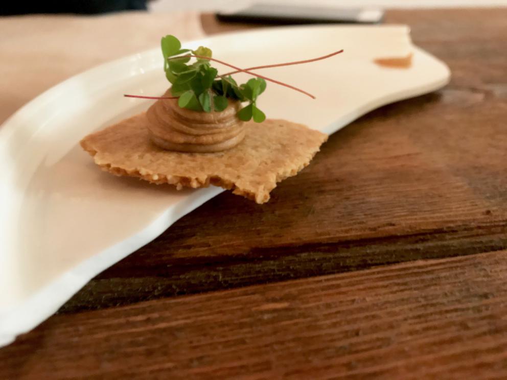 Galleria fotograficaIl nostro pranzo al Tosto di Atri. Si inizia co Pane e cipolla, brodo corroborante che d&agrave;&nbsp;in la al concetto di cucina di Dezio
