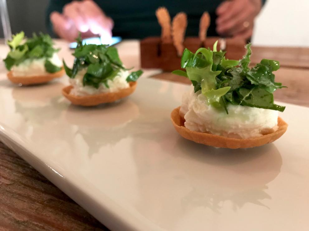 Galleria fotograficaIl nostro pranzo al Tosto di Atri. Si inizia co Pane e cipolla, brodo corroborante che d&agrave;&nbsp;in la al concetto di cucina di Dezio
Meringa di olive e noccioline, chips di farro spezzato. Buonissimo
