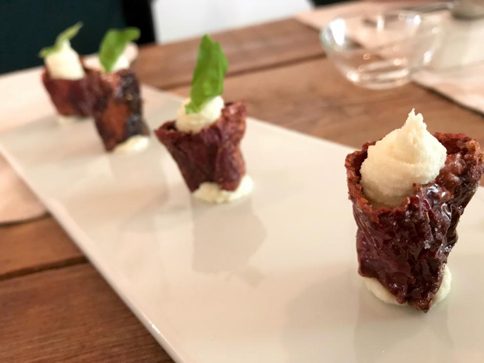 Galleria fotograficaIl nostro pranzo al Tosto di Atri. Si inizia co Pane e cipolla, brodo corroborante che d&agrave;&nbsp;in la al concetto di cucina di Dezio
Meringa di olive e noccioline, chips di farro spezzato. Buonissimo
Tartellette con caprino, misticanza e centerbe
