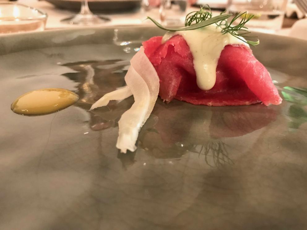 Galleria fotograficaIl nostro pranzo al Tosto di Atri. Si inizia co Pane e cipolla, brodo corroborante che d&agrave;&nbsp;in la al concetto di cucina di Dezio
Meringa di olive e noccioline, chips di farro spezzato. Buonissimo
Tartellette con caprino, misticanza e centerbe
Delizioso il Cannolo di peperone e baccal&agrave;. Dezio aggiunge del tajin, una polvere messicana di peproncino dolce e lim
