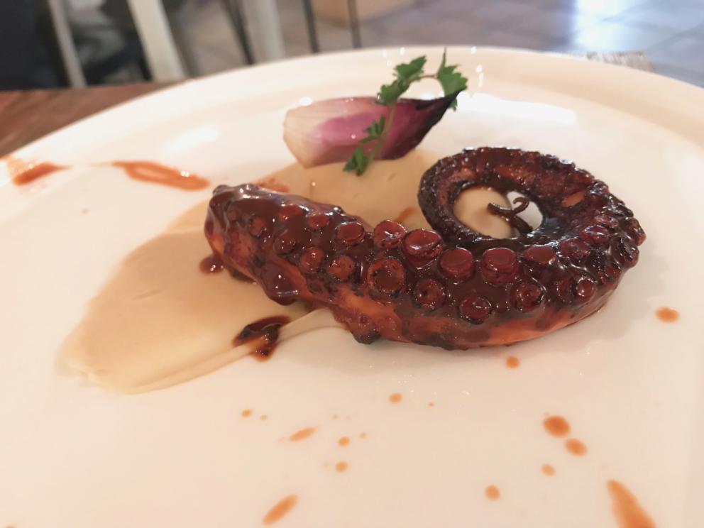 Galleria fotograficaIl nostro pranzo al Tosto di Atri. Si inizia co Pane e cipolla, brodo corroborante che d&agrave;&nbsp;in la al concetto di cucina di Dezio
Meringa di olive e noccioline, chips di farro spezzato. Buonissimo
Tartellette con caprino, misticanza e centerbe
Delizioso il Cannolo di peperone e baccal&agrave;. Dezio aggiunge del tajin, una polvere messicana di peproncino dolce e lim
Crudo di Marchigiana, finocchio marinato, salsa di arancia e maionese al pepe verde
