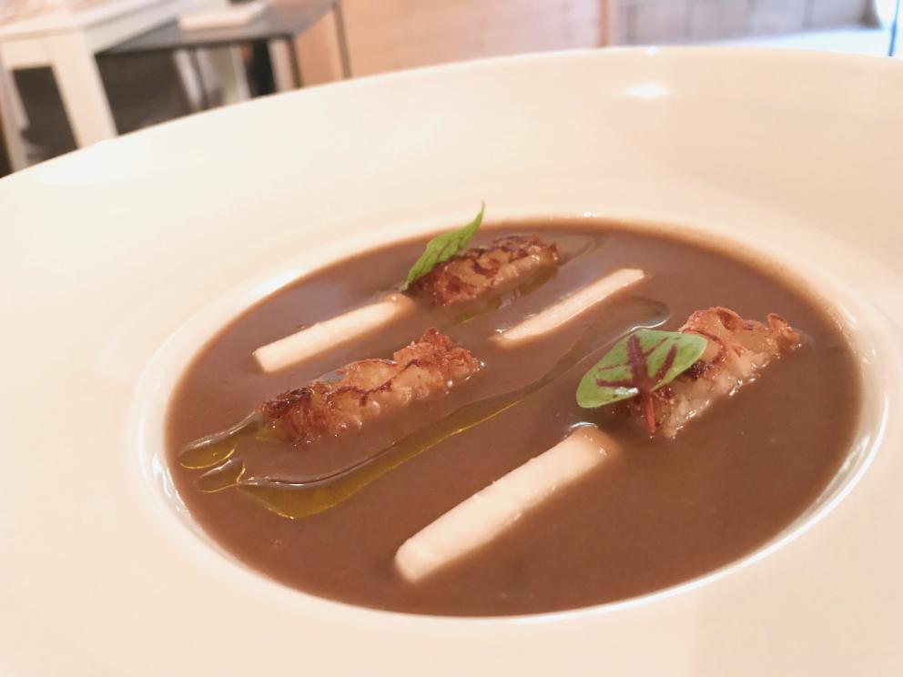 Galleria fotograficaIl nostro pranzo al Tosto di Atri. Si inizia co Pane e cipolla, brodo corroborante che d&agrave;&nbsp;in la al concetto di cucina di Dezio
Meringa di olive e noccioline, chips di farro spezzato. Buonissimo
Tartellette con caprino, misticanza e centerbe
Delizioso il Cannolo di peperone e baccal&agrave;. Dezio aggiunge del tajin, una polvere messicana di peproncino dolce e lim
Crudo di Marchigiana, finocchio marinato, salsa di arancia e maionese al pepe verde
Polpo, fagioli e cipolla
