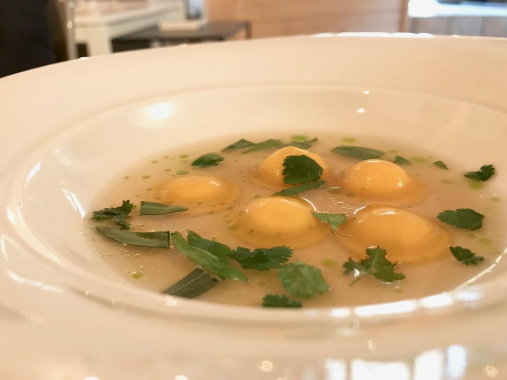 Galleria fotograficaIl nostro pranzo al Tosto di Atri. Si inizia co Pane e cipolla, brodo corroborante che d&agrave;&nbsp;in la al concetto di cucina di Dezio
Meringa di olive e noccioline, chips di farro spezzato. Buonissimo
Tartellette con caprino, misticanza e centerbe
Delizioso il Cannolo di peperone e baccal&agrave;. Dezio aggiunge del tajin, una polvere messicana di peproncino dolce e lim
Crudo di Marchigiana, finocchio marinato, salsa di arancia e maionese al pepe verde
Polpo, fagioli e cipolla
Spettacolare&nbsp;il Ristretto di lenticchie affumicate, trippa e rapa bianca. Piatto del viaggio?
