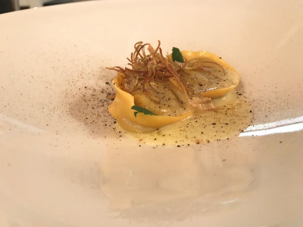 Galleria fotograficaIl nostro pranzo al Tosto di Atri. Si inizia co Pane e cipolla, brodo corroborante che d&agrave;&nbsp;in la al concetto di cucina di Dezio
Meringa di olive e noccioline, chips di farro spezzato. Buonissimo
Tartellette con caprino, misticanza e centerbe
Delizioso il Cannolo di peperone e baccal&agrave;. Dezio aggiunge del tajin, una polvere messicana di peproncino dolce e lim
Crudo di Marchigiana, finocchio marinato, salsa di arancia e maionese al pepe verde
Polpo, fagioli e cipolla
Spettacolare&nbsp;il Ristretto di lenticchie affumicate, trippa e rapa bianca. Piatto del viaggio?
Non necessariamente, perch&eacute; Brodo di agnello, bottoni cacio e ovo non &egrave; da meno. Il ripieno &egrave; di erbe e caciocavallo
