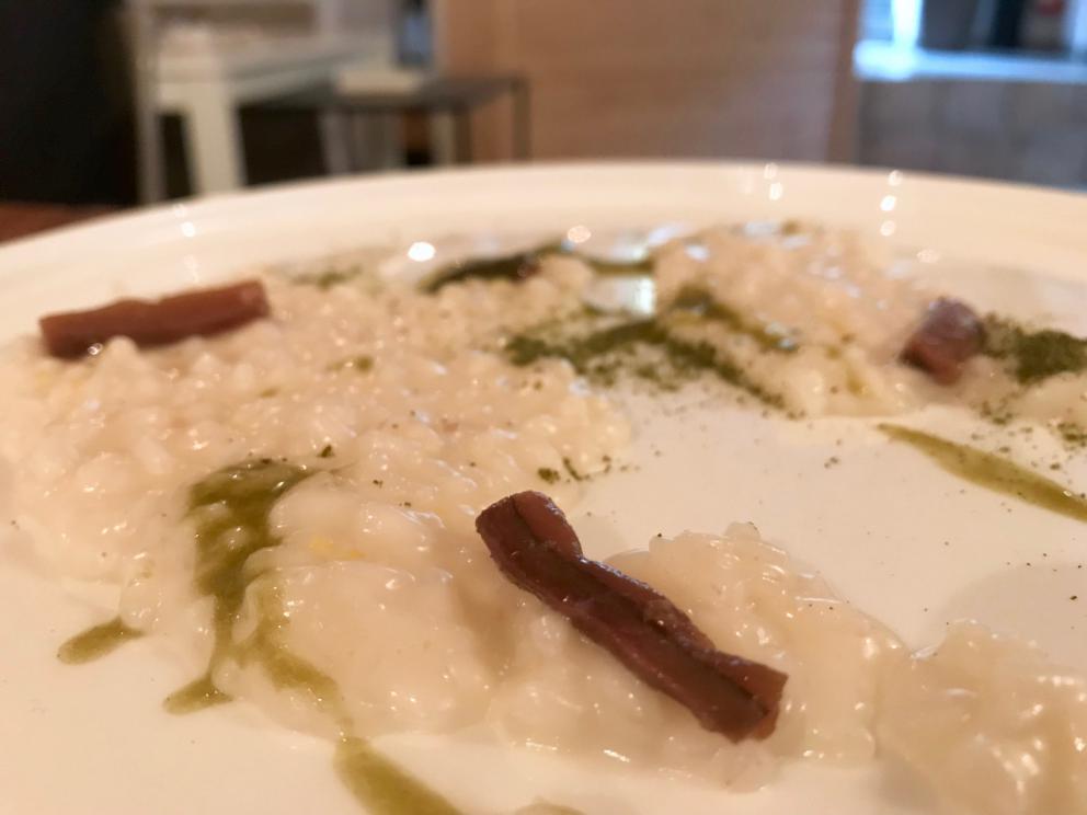 Galleria fotograficaIl nostro pranzo al Tosto di Atri. Si inizia co Pane e cipolla, brodo corroborante che d&agrave;&nbsp;in la al concetto di cucina di Dezio
Meringa di olive e noccioline, chips di farro spezzato. Buonissimo
Tartellette con caprino, misticanza e centerbe
Delizioso il Cannolo di peperone e baccal&agrave;. Dezio aggiunge del tajin, una polvere messicana di peproncino dolce e lim
Crudo di Marchigiana, finocchio marinato, salsa di arancia e maionese al pepe verde
Polpo, fagioli e cipolla
Spettacolare&nbsp;il Ristretto di lenticchie affumicate, trippa e rapa bianca. Piatto del viaggio?
Non necessariamente, perch&eacute; Brodo di agnello, bottoni cacio e ovo non &egrave; da meno. Il ripieno &egrave; di erbe e caciocavallo
Ottimi anche i Tortelli di carciofi, fonduta di pecorino di Atri e liquirizia
