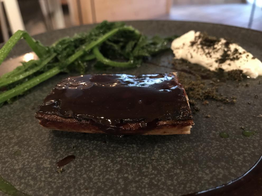 Galleria fotograficaIl nostro pranzo al Tosto di Atri. Si inizia co Pane e cipolla, brodo corroborante che d&agrave;&nbsp;in la al concetto di cucina di Dezio
Meringa di olive e noccioline, chips di farro spezzato. Buonissimo
Tartellette con caprino, misticanza e centerbe
Delizioso il Cannolo di peperone e baccal&agrave;. Dezio aggiunge del tajin, una polvere messicana di peproncino dolce e lim
Crudo di Marchigiana, finocchio marinato, salsa di arancia e maionese al pepe verde
Polpo, fagioli e cipolla
Spettacolare&nbsp;il Ristretto di lenticchie affumicate, trippa e rapa bianca. Piatto del viaggio?
Non necessariamente, perch&eacute; Brodo di agnello, bottoni cacio e ovo non &egrave; da meno. Il ripieno &egrave; di erbe e caciocavallo
Ottimi anche i Tortelli di carciofi, fonduta di pecorino di Atri e liquirizia
Risotto burro, salvia e acciughe. Sempre alti livelli
Brodo di alici marinate
