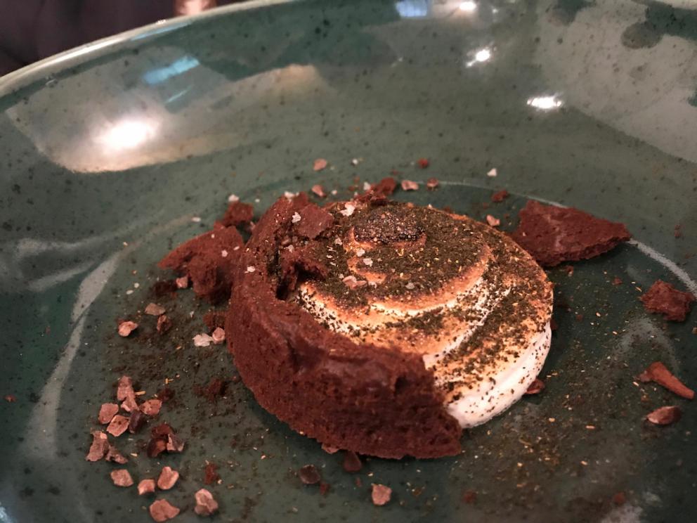 Galleria fotograficaIl nostro pranzo al Tosto di Atri. Si inizia co Pane e cipolla, brodo corroborante che d&agrave;&nbsp;in la al concetto di cucina di Dezio
Meringa di olive e noccioline, chips di farro spezzato. Buonissimo
Tartellette con caprino, misticanza e centerbe
Delizioso il Cannolo di peperone e baccal&agrave;. Dezio aggiunge del tajin, una polvere messicana di peproncino dolce e lim
Crudo di Marchigiana, finocchio marinato, salsa di arancia e maionese al pepe verde
Polpo, fagioli e cipolla
Spettacolare&nbsp;il Ristretto di lenticchie affumicate, trippa e rapa bianca. Piatto del viaggio?
Non necessariamente, perch&eacute; Brodo di agnello, bottoni cacio e ovo non &egrave; da meno. Il ripieno &egrave; di erbe e caciocavallo
Ottimi anche i Tortelli di carciofi, fonduta di pecorino di Atri e liquirizia
Risotto burro, salvia e acciughe. Sempre alti livelli
Brodo di alici marinate
Sgombro laccato, senape selvatica e cagliata. La chiusura della parte dolce &egrave; di classe
