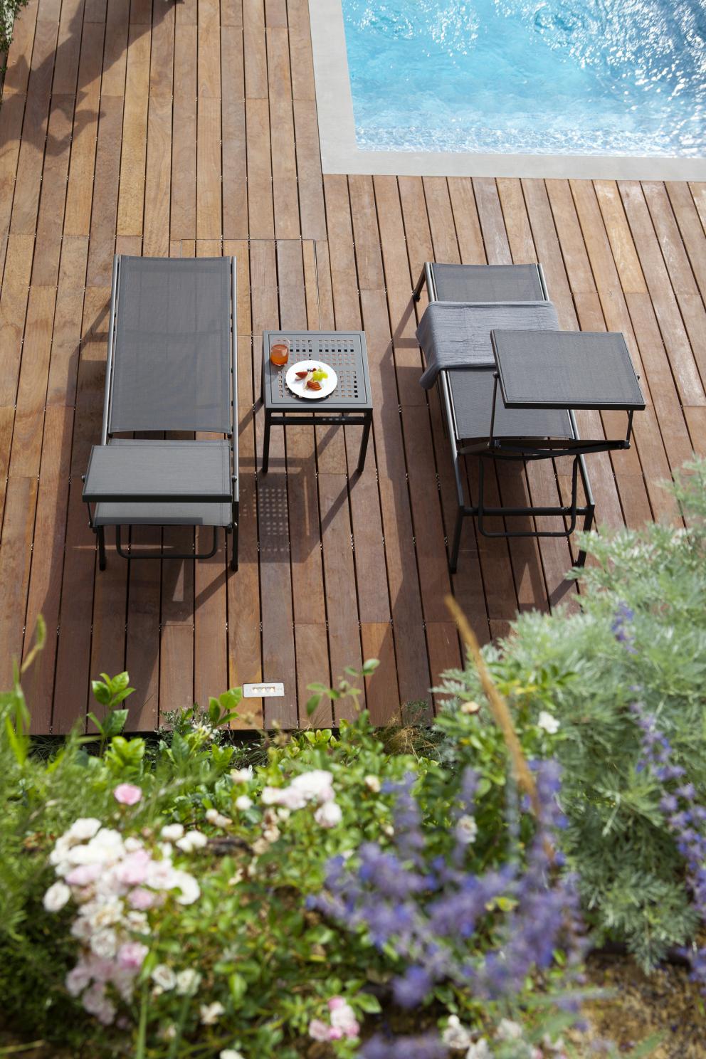 Galleria fotograficaLa nostra cena negli scatti di Tanio Liotta. Intanto i protagonisti: da sinistra Davide Canina,&nbsp;Marco Mannori, Andrea Ribaldone,&nbsp;Umberto Del Nobile&nbsp;e&nbsp;Daniel Zeilinga,&nbsp;
Appetizer in bel vassoio: Chips di gallina (buonissima), Canap&eacute; di fegatini con pera, Sgombro in escabece e Cavolfiore grigliato con bagna cauda
Appetizer
Appetizer
Il Vitello e il Tonno:&nbsp;scamone di vitello (cottura sublime), ventresca di tonno confit e poi scottata, salsa di fonbdo di vitello, capperi e acciughe. Un piatto che diventer&agrave; classico
Animelle in carpione cremisi: animelle scottate, cipolla rossa cotta in acqua acidula e dente di cane. Goloso ed elegante
Tajarin carciofi, ricci di mare e carne cruda. Qui Ribaldone osa accostare ai tradizionali tajarin un condimento fuori dagli schemi. La pasta fresca ai 40 tuorli &egrave; cotta in acqua di carciofi, gli stessi - bruciati - profumano un olio che poi condisce il piatto con la battuta di Fassona di Oberto, gran macellaio di Roddi. I ricci di mare sono di Onofrio Schingaro, pap&agrave; di Domenico del Borgo Egnazia, in Puglia. Un fiore di borragine per guarnire. Gran piatto
Stracotto di manzo, fondo al ginepro
Rognone di vitello cotto in burro chiarificato, su crema di cavolfiore, fondo di caff&eacute; e sedano rapa croccante a guarnire. Forse il piatto che abbiamo apprezzato di pi&ugrave;
Cioccolato e pino mugo
Semi e radici, bellissimo dessert: due creme (alla liquirizia e al caff&egrave;), zenzero candito, cialde di sesamo bianco e nero non tostato e di semi di girasole. Si serve con una tisana alla curcuma e zenzero. Gioco di consistenze e contrasti
Prima o dopo i pasti...
